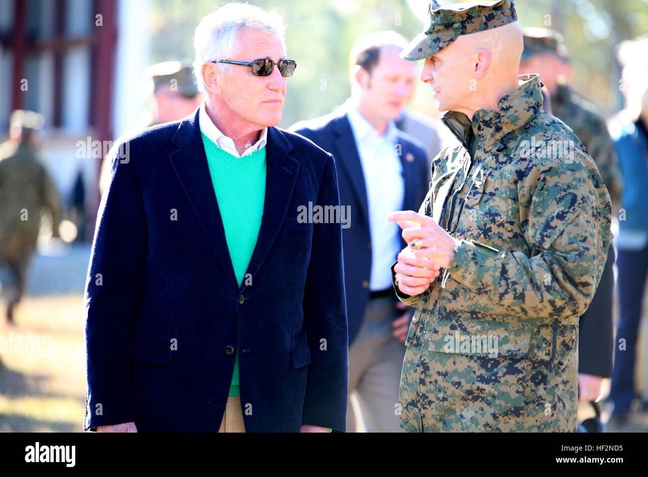 Il Segretario della Difesa Chuck Hagel parla con Col. Matteo G. St. Clair, comandante della massa elemento di combattimento integrato di Task Force, circa il GCEITF Marines e MK-153 spalla-lanciato multipurpose assault arma (SMAW) live-fuoco durante la sua visita a Marine Corps base Camp Lejeune, North Carolina, nov. 18, 2014. Hagel ha visitato con i Marines durante il live fire e osservate come hanno lanciato il razzo. (U.S. Marine Corps foto di Sgt. Alicia R. leader/RILASCIATO) Segretario della Difesa Integrata visite Task Force Marines 141118-M-DU612-074 Foto Stock