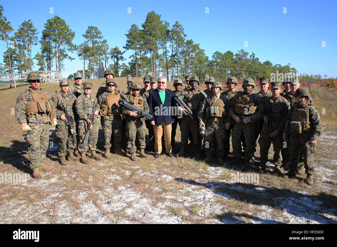 Marines con sezione Anti-Armor, armi Company, il combattimento a terra integrati elemento Task Force posano per una foto con il Segretario della Difesa Chuck Hagel durante la sua visita a Marine Corps base Camp Lejeune, North Carolina, nov. 18, 2014. Hagel osservato come i Marines condotto una Mk-153 spalla-lanciato multipurpose assault arma (SMAW) live-fuoco. (U.S. Marine Corps foto di Sgt. Alicia R. leader/RILASCIATO) Segretario della Difesa Integrata visite Task Force Marines 141118-M-DU612-193 Foto Stock
