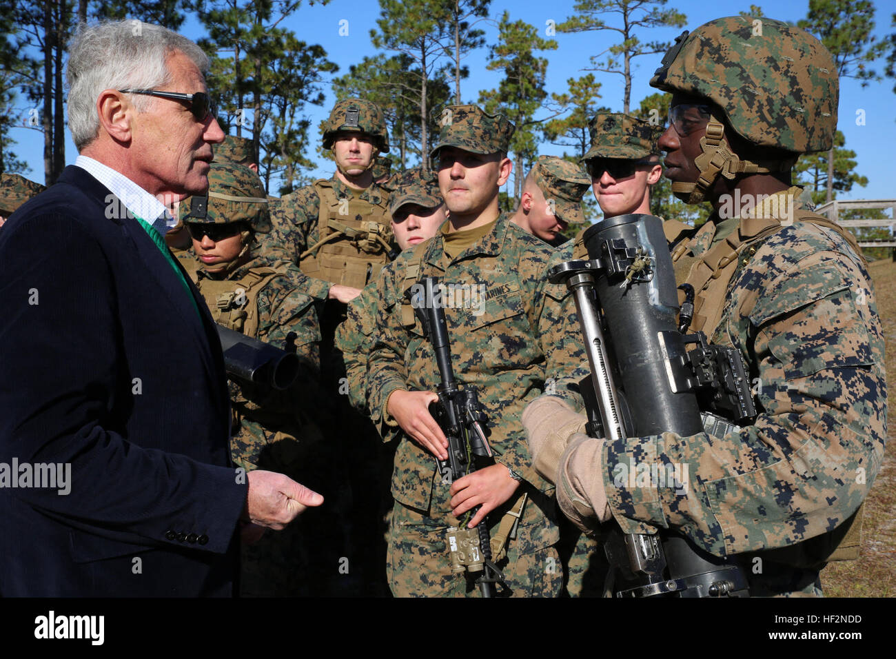 Il Segretario della Difesa Chuck Hagel colloqui a CPL. Jeanboris Mugisha, anti-serbatoio missileman con la sezione Anti-Armor, armi Company, il combattimento a terra integrati elemento Task Force, dopo aver osservato i Marines fire MK-153 spalla-lanciato multipurpose assault arma (SMAW) durante la sua visita a Marine Corps base Camp Lejeune, North Carolina, nov. 18, 2014. (U.S. Marine Corps foto di Sgt. Alicia R. leader/RILASCIATO) Segretario della Difesa Integrata visite Task Force Marines 141118-M-DU612-208 Foto Stock
