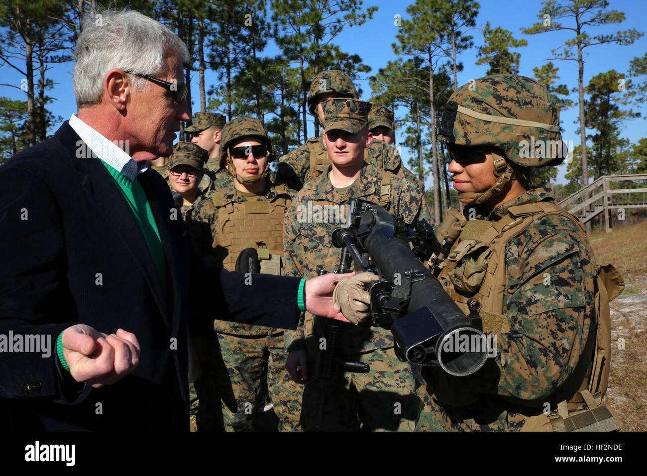 Il Segretario della Difesa Chuck Hagel si prepara a dare la sua moneta a CPL. Janelle A. Lopez, assaultman con la sezione Anti-Armor, armi Company, il combattimento a terra integrati elemento Task Force, dopo aver osservato i Marines condurre una Mk-153 spalla-lanciato multipurpose assault arma (SMAW) live-fuoco durante la sua visita a Marine Corps base Camp Lejeune, North Carolina, nov. 18, 2014. (U.S. Marine Corps foto di Sgt. Alicia R. leader/RILASCIATO) Segretario della Difesa Integrata visite Task Force Marines 141118-M-DU612-216 Foto Stock