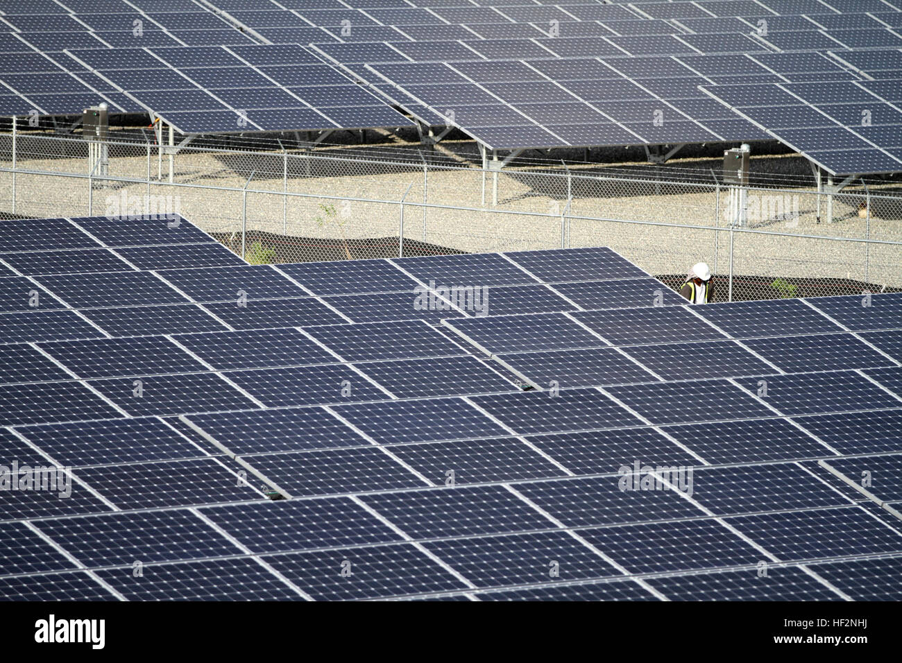 Un array di pannelli solari quasi completato presso la GTMO Naval Exchange è progettato per fornire energia solare sufficiente per alimentare la maggior parte dell'impianto durante le ore diurne, supportando iniziative in materia di energie rinnovabili e sostenibilità operativa. Foto Stock