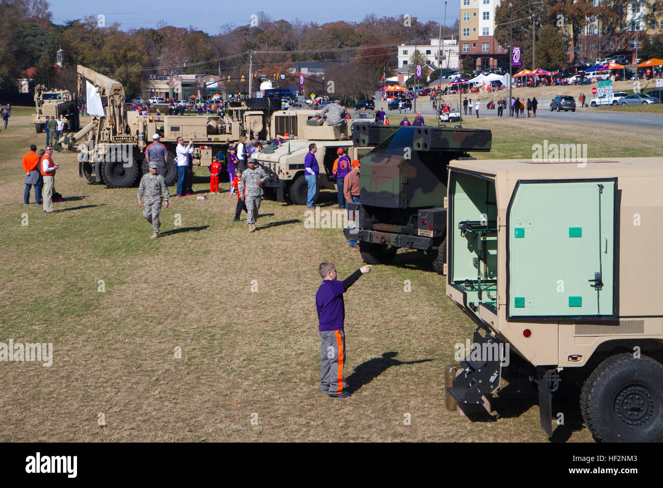 La Carolina del Sud esercito nazionale Guard fornito 11 veicoli e numerosi soldati per la pre-attività di gioco sul campo di Bowman per militari apprezzamento al giorno. Università di Clemson onorato servizio corrente i membri e i veterani durante il militare apprezzamento del gioco del calcio nov. 22, 2014, contro lo Stato della Georgia. (U.S. Esercito nazionale Guard photo by Staff Sgt. Erica Knight/RILASCIATO) Clemson onori militari e Vietnam Veterans 141122-Z-DH163-026 Foto Stock