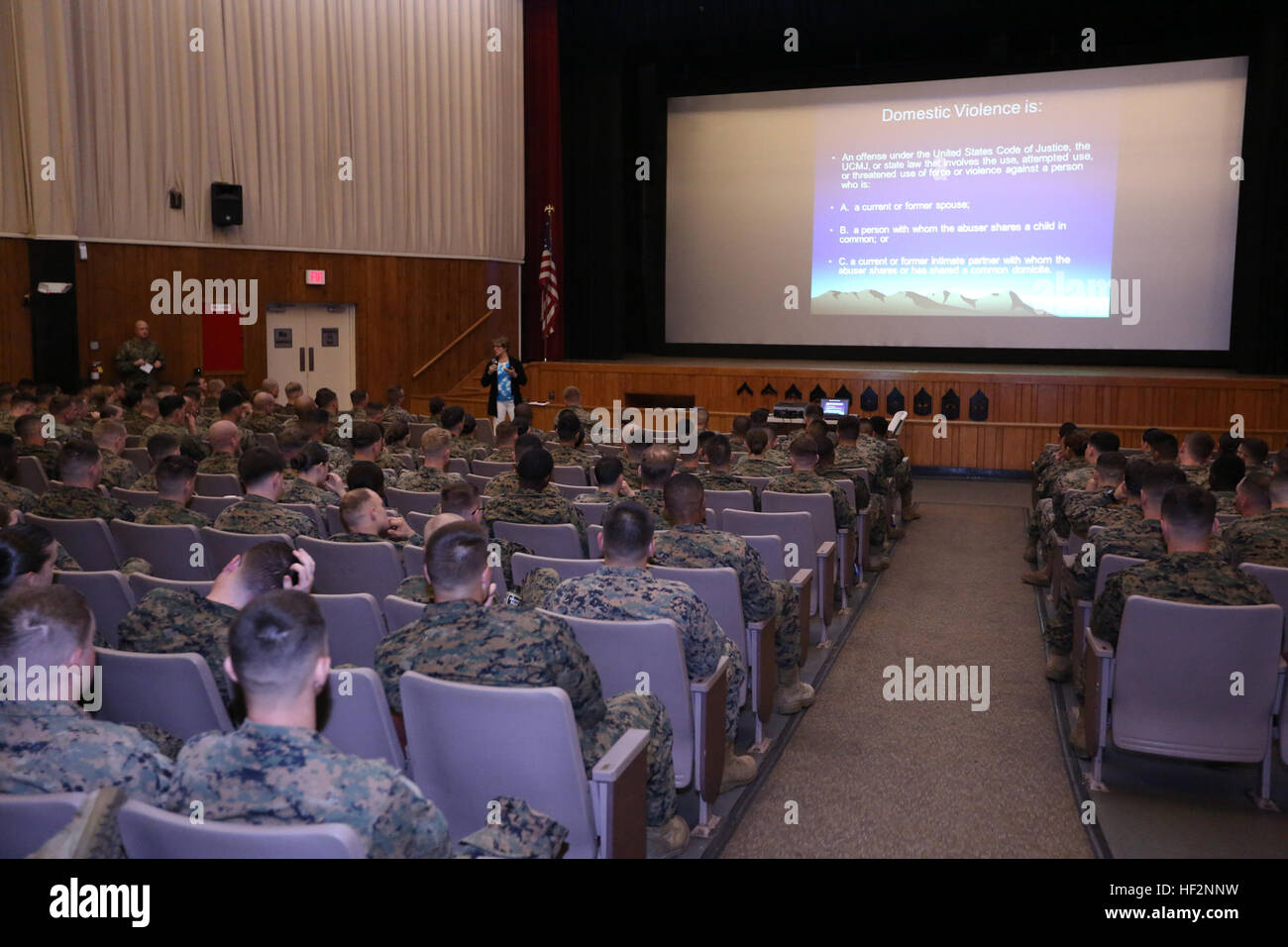 Marines e marinai con il combattimento a terra integrati elemento Task Force ascoltare un periodo di istruzione durante un cavalletto di sicurezza-giù al Marine Corps base Camp Lejeune Theatre, nov. 25, 2014. La task force ha condotto la sicurezza stand-verso il basso per completare la richiesta di formazione annuale. Da ottobre 2014 a luglio 2015, il GCEITF sarà condotta individuale e collettivo di competenze di livello di formazione in designato il combattimento a terra i bracci di specialità professionali al fine di facilitare gli standard basati su valutazione del rendimento fisico di Marines in simulato un ambiente operativo eseguendo la massa specifica Foto Stock