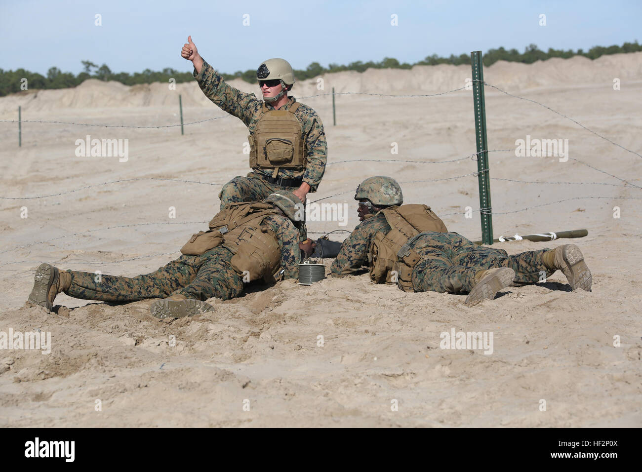 Una gamma di posizione ufficiale di sicurezza conferma di oneri da marines con l'Ingegnere plotone, sede e società di servizio, il combattimento a terra integrati elemento Task Force, durante un assalto violando il principio di esercizio al Tecnico di zona di formazione 2 al Marine Corps base Camp Lejeune, North Carolina, Dicembre 2, 2014. (U.S. Marine Corps foto di Cpl. Paul S. Martinez/RILASCIATO) integrato Task Force Engineer plotone soffia via assault violare esercizio 141203-M-ZM882-111 Foto Stock