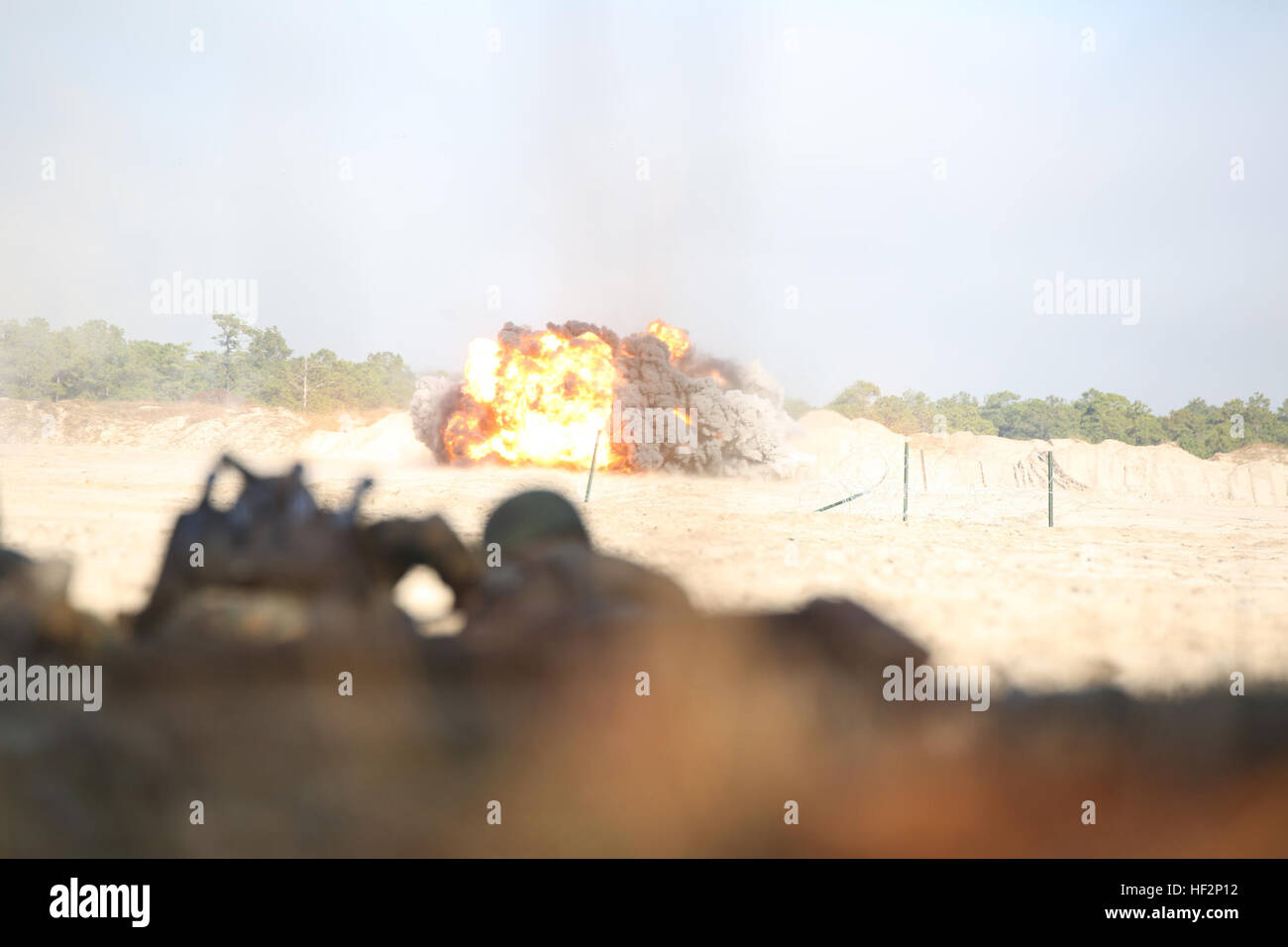 Posizione degli ufficiali di sicurezza osservare la detonazione di un M1A2 Bangalore torpedo da marines con l'Ingegnere plotone, sede e società di servizio, il combattimento a terra integrati elemento Task Force, durante un assalto violando il principio di esercizio al Tecnico di zona di formazione 2 al Marine Corps base Camp Lejeune, North Carolina, Dicembre 3, 2014. (U.S. Marine Corps foto di Cpl. Paul S. Martinez/RILASCIATO) integrato Task Force Engineer plotone soffia via assault violare esercizio 141203-M-ZM882-645 Foto Stock