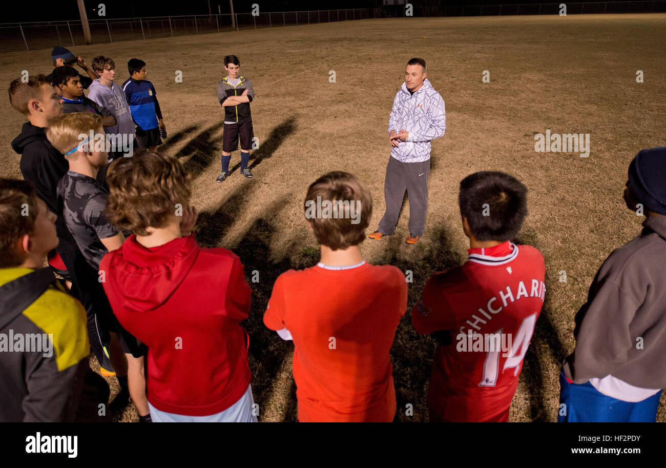 Stati Uniti Air Force Master Sgt. Jason Butts, una messa a terra di sicurezza degli esplosivi artigiano con la 116aria ala di controllo, Georgia Air National Guard, discute le strategie di gioco con il suo team durante una pratica svoltasi a Warner Robins, Ga., Dicembre 9, 2014. Butts sormontato migliaia di compagni di pullman da 12 membri a prendere l'onore come la regione 3 ragazzi ricreative allenatore di calcio dell'anno per un team da lui pullman in Warner Robins, Georgia. Ha anche vinto il primo posto come allenatore dell'anno per lo stato della Georgia e la sua squadra ha vinto tre consecutivi campionati di stato. Butts ha servito come un allenatore di calcio nei suoi organi giurisdi Foto Stock