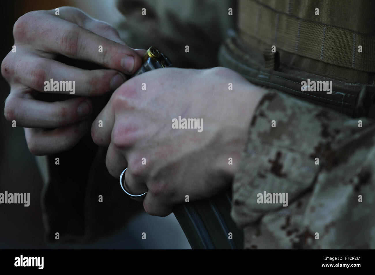 Un Marine con il plotone di sicurezza marittima forza Raid, 24 Marine Expeditionary Unit, carichi di 5,56 mm giri in una rivista durante un live-fire sparare sul ponte di volo della USS Iwo Jima, Dic 19, 2014. Il ventiquattresimo MEU distribuito la scorsa settimana a un flessibile, mare-forza di base con il compito di fornire la risposta alle crisi in tutta la gamma delle operazioni militari, da conflitti armati all'assistenza umanitaria. (U.S. Marine Corps photo by Lance Cpl. Dani Zunun) 2015 Settimana di distribuzione 1 141219-M-WA276-005 Foto Stock