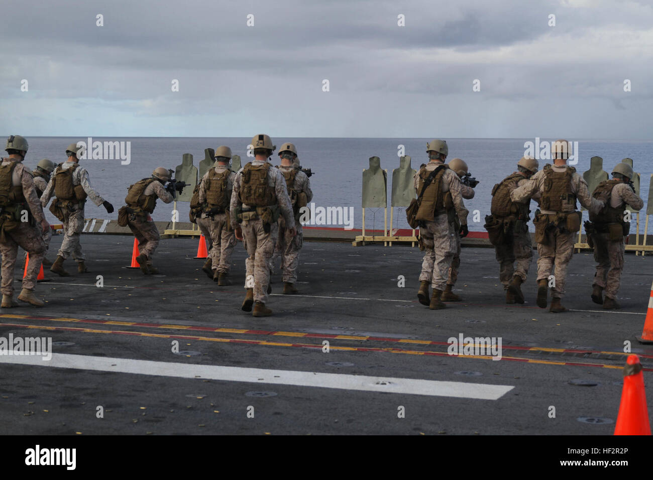 Marines con il plotone di sicurezza marittima forza Raid, 24 Marine Expeditionary Unit, fuoco le loro armi durante un live-fire sparare sul ponte di volo della USS Iwo Jima, Dic 19, 2014. Il ventiquattresimo MEU distribuito la scorsa settimana a un flessibile, mare-forza di base con il compito di fornire la risposta alle crisi in tutta la gamma delle operazioni militari, da conflitti armati all'assistenza umanitaria. (U.S. Marine Corps photo by Lance Cpl. Dani Zunun) 2015 Settimana di distribuzione 1 141219-M-WA276-008 Foto Stock