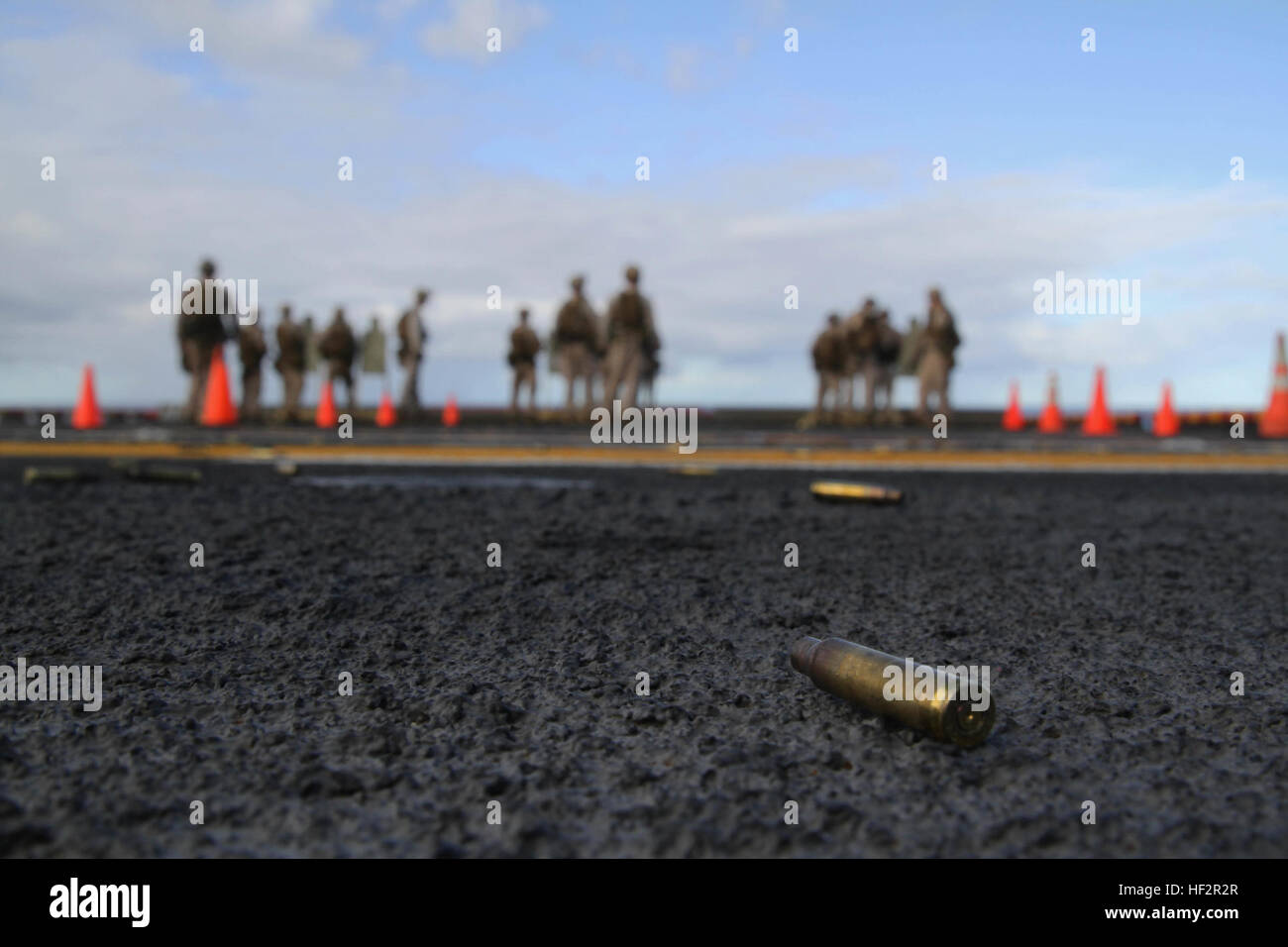 Marines con il plotone di sicurezza marittima forza Raid, 24 Marine Expeditionary Unit, condurre un live-fire sparare sul ponte di volo della USS Iwo Jima, Dic 19, 2014. Il ventiquattresimo MEU distribuito la scorsa settimana a un flessibile, mare-forza di base con il compito di fornire la risposta alle crisi in tutta la gamma delle operazioni militari, da conflitti armati all'assistenza umanitaria. (U.S. Marine Corps photo by Lance Cpl. Dani Zunun) 2015 Settimana di distribuzione 1 141219-M-WA276-009 Foto Stock