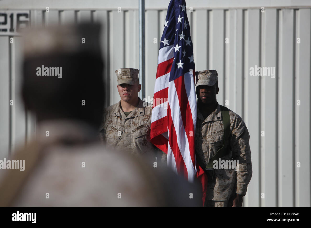 Sgt. Carl Evans, una gestione della manutenzione capo, e Lance Cpl. Joshua Kaibel, un impiegato di premi, entrambi membri della Guardia a colori con sede Battaglione, 1° Divisione Marine (in avanti), in pratica per il settantesimo anniversario della "Blue Diamond,' a bordo Camp Leatherneck, Gennaio 24, 2011. I marines sono la formazione di presentare i colori durante la prima divisione Marine il settantesimo anniversario cerimonia, Feb. 1. La prima divisione Marine è stata attivata a bordo della nave da guerra USS Texas, 1 febbraio 1941. Essa è la più antica e più grande e più decorate divisione nel corpo della marina degli Stati Uniti. Marines preparare per la 1M Foto Stock