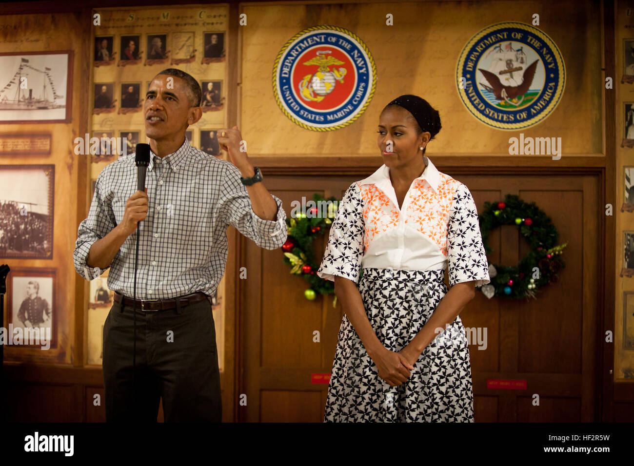 Barack Hussein Obama, Presidente degli Stati Uniti, risolve una folla di Marines e famiglie in occasione di una visita a soddisfare Marines e le loro famiglie a Anderson Mess Hall a bordo Marine Corps base Hawaii (MCBH), Kaneohe Bay, Dicembre 25th, 2014. Ogni anno, Marines e le loro famiglie abbiano la possibilità di incontrare il presidente durante le vacanze di Natale. (U.S. Marine Corps photo by Lance Cpl. Aaron S. Patterson, MCBH Combattere la telecamera/RILASCIATO) Presidente degli Stati Uniti in visita per il Natale 2014 141225-M-QH615-037 Foto Stock