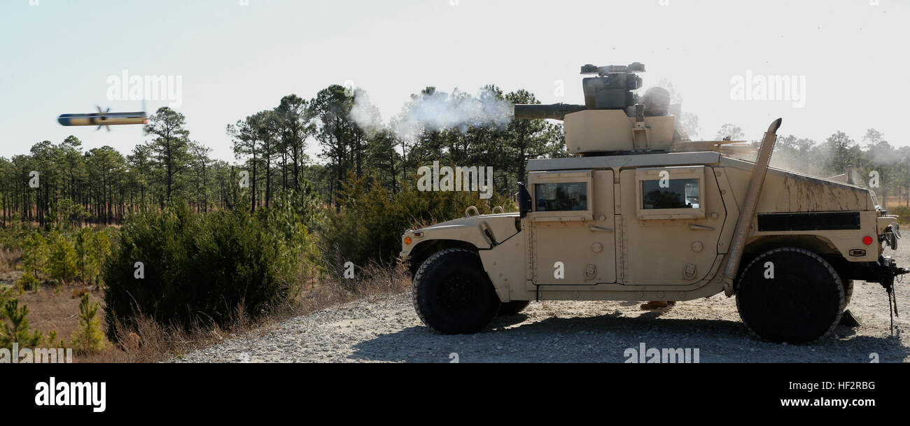 Una M41A4 Saber incendi simulato un tubo-lanciato, otticamente inseguito, filoguidati anti-missile serbatoio in un live-incendio a bordo della gamma Marine Corps base Camp Lejeune, North Carolina, gennaio 6. Filo-missili guidati sono più comunemente utilizzati in anti-serbatoio manovre, dove la sua capacità di essere utilizzato su obiettivi entro un limitato di linea-di-vista gamma lo rende utile per l'impegno. (U.S. Marine Corps photo by Lance Cpl. David N. Hersey/RILASCIATO) 2-8 Marines, 'fuoco nel foro' 150106-M-SD875-059 Foto Stock