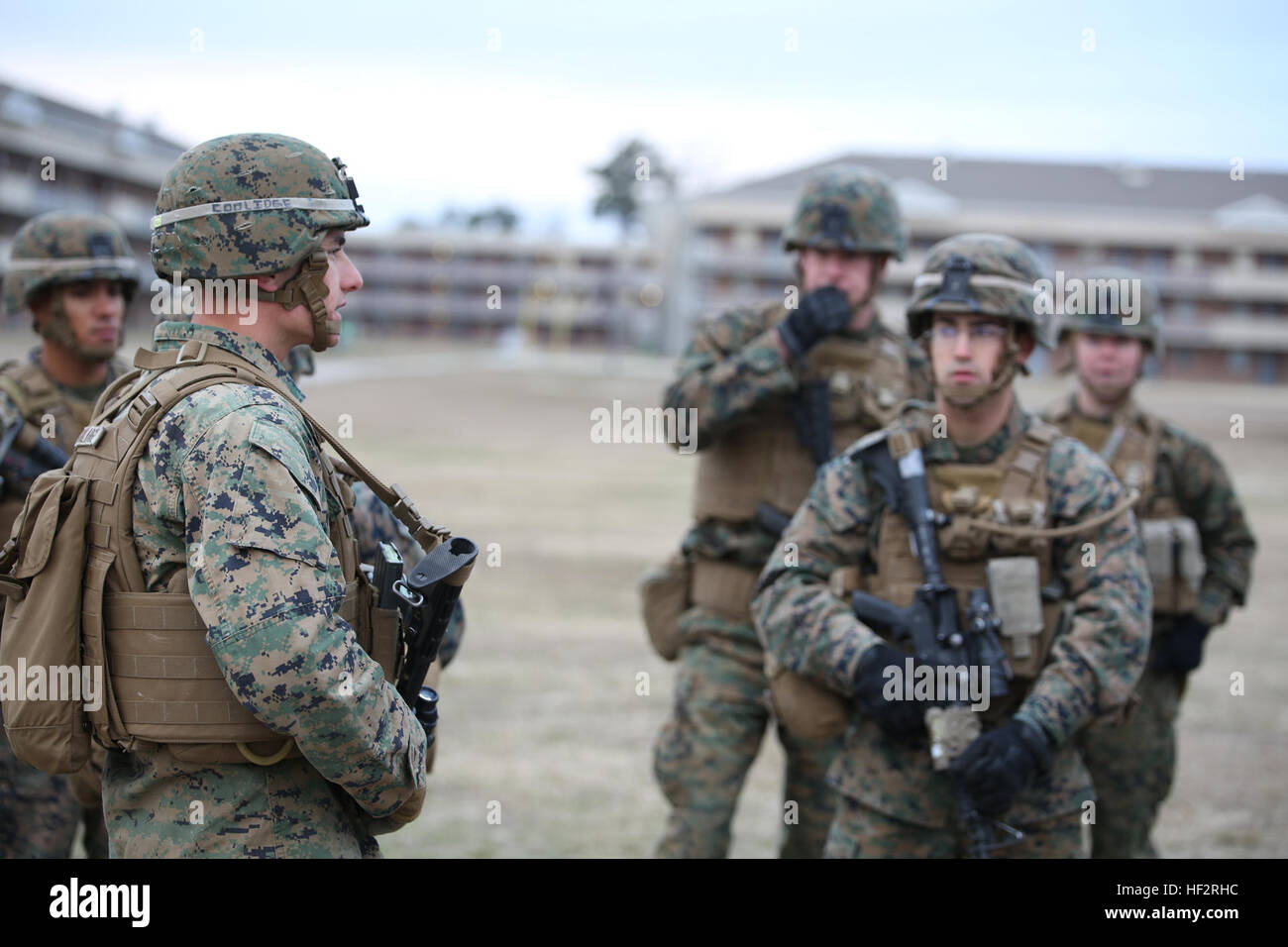 Sgt. Lancia Coolidge, sinistra, leader di squadra, la società A, il combattimento a terra integrati elemento Task Force, indirizzi Marines durante un ostacolo esercizio di manovra a bordo di Camp Lejeune, North Carolina, Gen 9, 2015. I marines sono state conducendo il team-building esercizio in preparazione per la loro valutazione al Marine Corps Air Ground Centro di combattimento ventinove palme, California. Da ottobre 2014 a luglio 2015, il combattimento a terra integrati elemento Task Force sarà condotta individuale e collettiva per la formazione di competenze in designate combat arms specialità professionali al fine di facilitare gli standard basati su valutare Foto Stock
