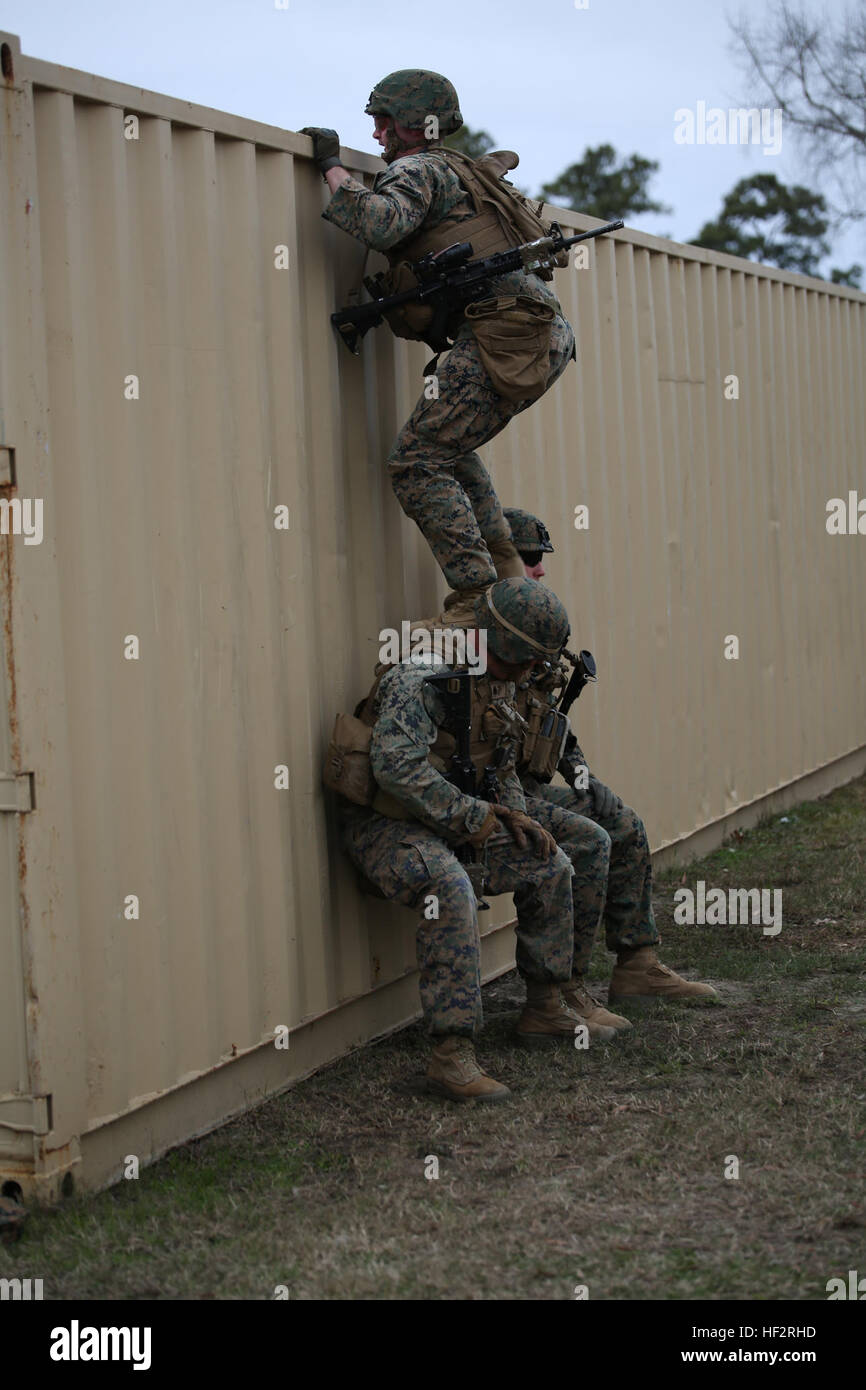 Marines con la società A, il combattimento a terra integrati elemento Task Force, si prestano reciprocamente assistenza nel salire su un ostacolo a bordo di Camp Lejeune, North Carolina, Gen 9, 2015. I marines sono state conducendo il team-building esercizio in preparazione per la loro valutazione al Marine Corps Air Ground Centro di combattimento ventinove palme, California. Da ottobre 2014 a luglio 2015, il combattimento a terra integrati elemento Task Force sarà condotta individuale e collettiva per la formazione di competenze in designate combat arms specialità professionali al fine di facilitare gli standard basati su valutazione del rendimento fisico di Foto Stock