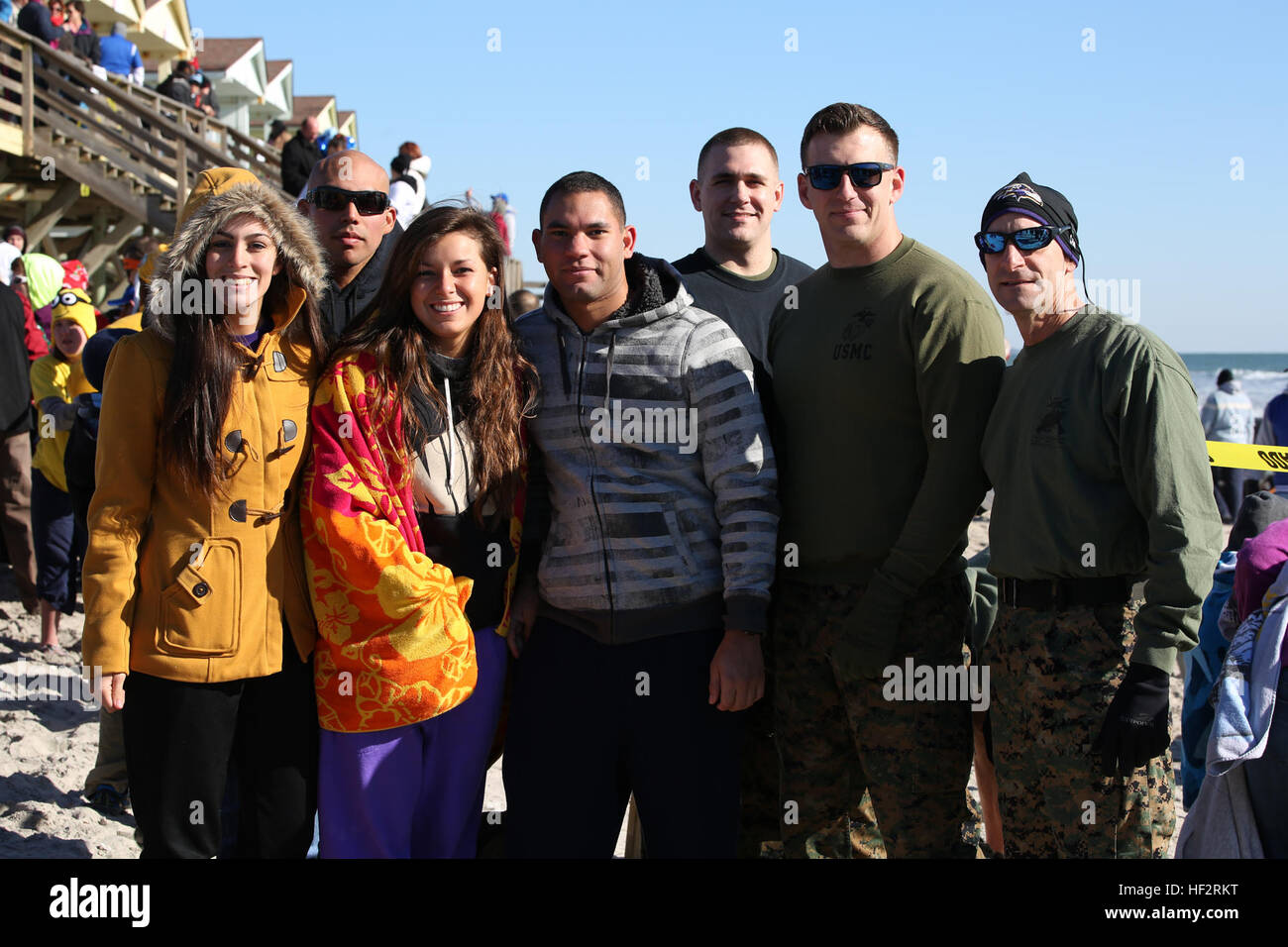 Col. Matteo G. St. Clair, estrema destra, comandante, il combattimento a terra integrati elemento Task Force, pone con i rappresentanti con il GCEITF durante le Olimpiadi Speciali Onslow County polare a tuffo Onslow Beach a bordo Marine Corps base Camp Lejeune, Carolina del Nord, 10 gennaio, 2015. Più di 400 persone hanno partecipato e il denaro raccolto per le Olimpiadi Speciali North Carolina. Da ottobre 2014 a luglio 2015, il combattimento a terra integrati elemento Task Force sarà condotta individuale e collettiva per la formazione di competenze in designate combat arms specialità professionali al fine di facilitare la standar Foto Stock