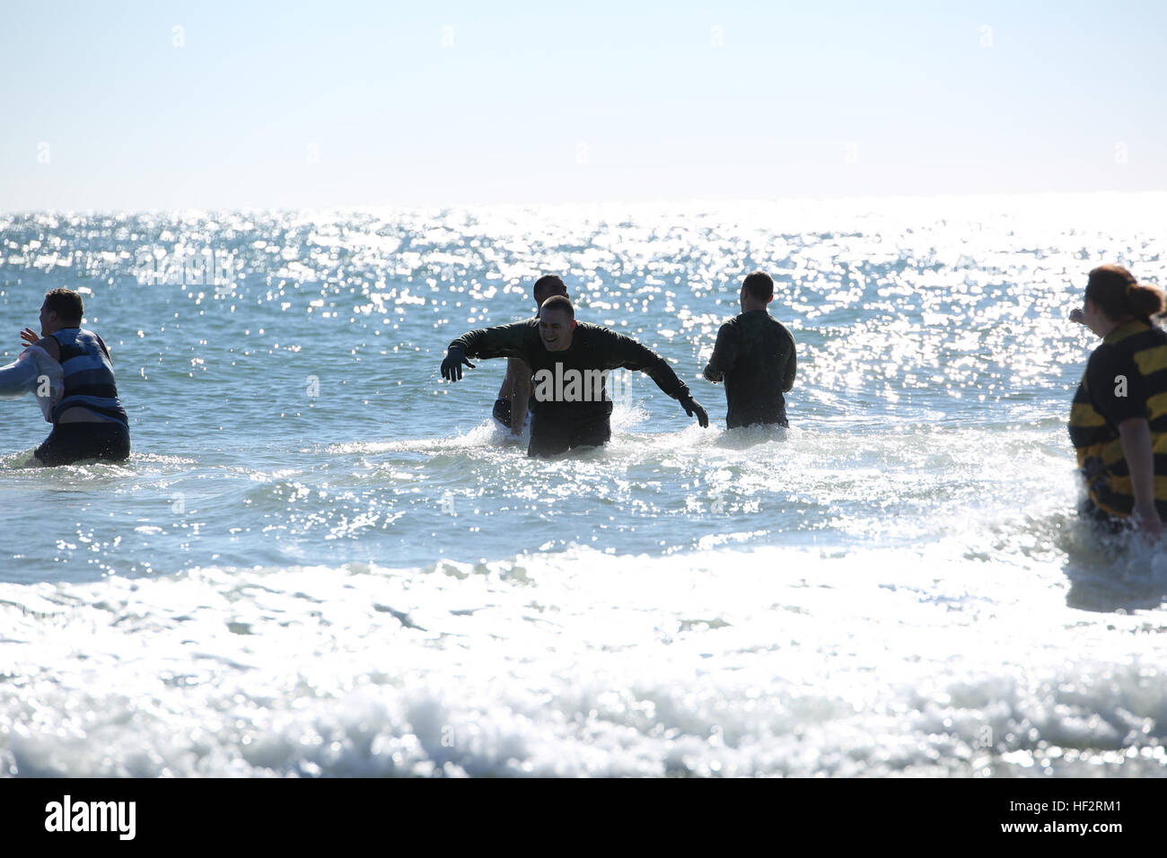 Marines e rappresentanti con il combattimento a terra integrati elemento Task Force prendere il tuffo polare durante le Olimpiadi Speciali Onslow County polare a tuffo Onslow Beach a bordo Marine Corps base Camp Lejeune, Carolina del Nord, 10 gennaio, 2015. Più di 400 persone hanno partecipato e il denaro raccolto per le Olimpiadi Speciali North Carolina. Da ottobre 2014 a luglio 2015, il combattimento a terra integrati elemento Task Force sarà condotta individuale e collettiva per la formazione di competenze in designate combat arms specialità professionali al fine di facilitare gli standard basati su valutazione del fisico di eseguire Foto Stock