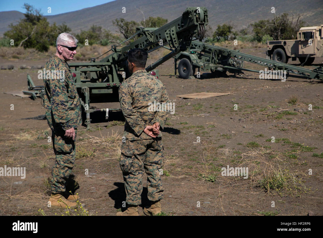 Lt. Gen. Giovanni A. Toolan, sinistra, parla a CPL. Gerber Portillo circa il meccanismo di lancio per il Drone tattico Sistema di antenna RQ-7B ombra gen. 10 durante la fase di esercizio la Lava Viper 15.1-2 alle Hawaii, Hawaii. Il generale è venuto a osservare i Marines' la formazione e la raccolta di feedback. Toolan è il comandante delle forze Marine del Pacifico. Portillo, da Boston, Massachusetts è un avionica/manutentore, velivoli senza pilota con il sistema Marine Drone Squadron 3, Marine Aircraft Group 24, 1° Marine ala di aereo III Marine Expeditionary Force. (U.S. Marine Corps foto di Cpl. Devon Foto Stock