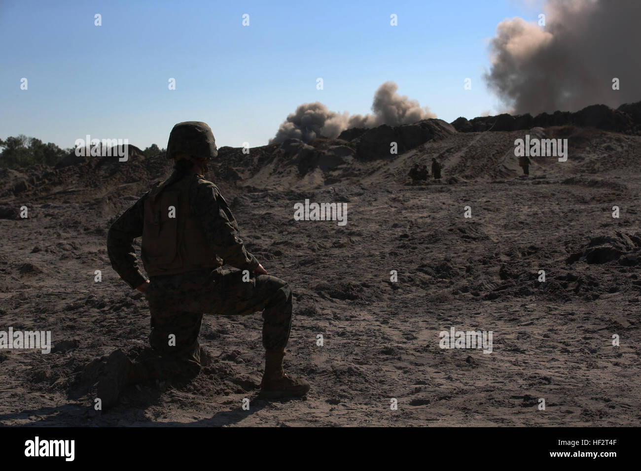 Primo Lt. Stephanie Damren, comandante di plotone, ingegnere plotone, sede e società di servizio, il combattimento a terra integrati elemento Task Force, osserva una detonazione durante una formazione sul campo esercizio al Tecnico di zona di formazione 2 a bordo del Marine Corps base Camp Lejeune, North Carolina, gen. 16, 2015. Da ottobre 2014 a luglio 2015, il GCEITF sarà condotta individuale e collettivo di competenze di livello di formazione in designato il combattimento a terra i bracci di specialità professionali al fine di facilitare gli standard basati su valutazione del rendimento fisico di Marines in simulato un ambiente operativo di eseguire Foto Stock