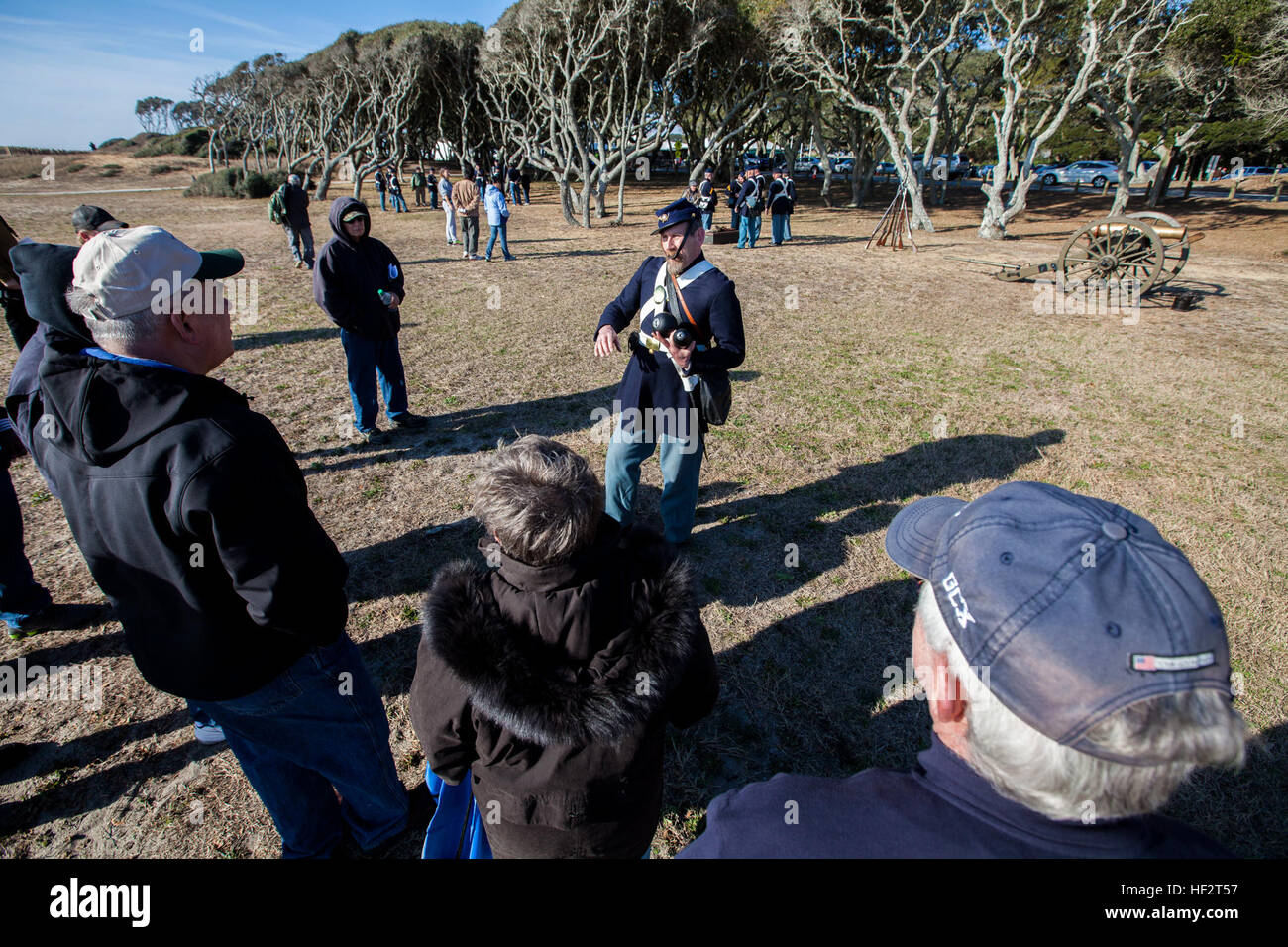 Il sig. Stan McGee della Carolina del Nord il servizio parcheggio, parla ai visitatori circa i procedimenti di cottura per un modello 1841 6-pounder campo di pistola durante il centocinquantesimo anniversario della battaglia di Fort Fisher commemorazione a Kure Beach, N.C., Gennaio 17, 2015. Il Marine Corps storico Team interpretative, composto di membri del Marine Corps storica azienda e unico programma marino Marines, utilizzato battaglia passeggiate, armi storiche dimostrazioni e mostre esteso per raccontare la storia della guerra civile Marines, mostrando la pertinenza e l'impatto della battaglia e i suoi partecipanti oggi sul corpo. (U.S. Marine Foto Stock