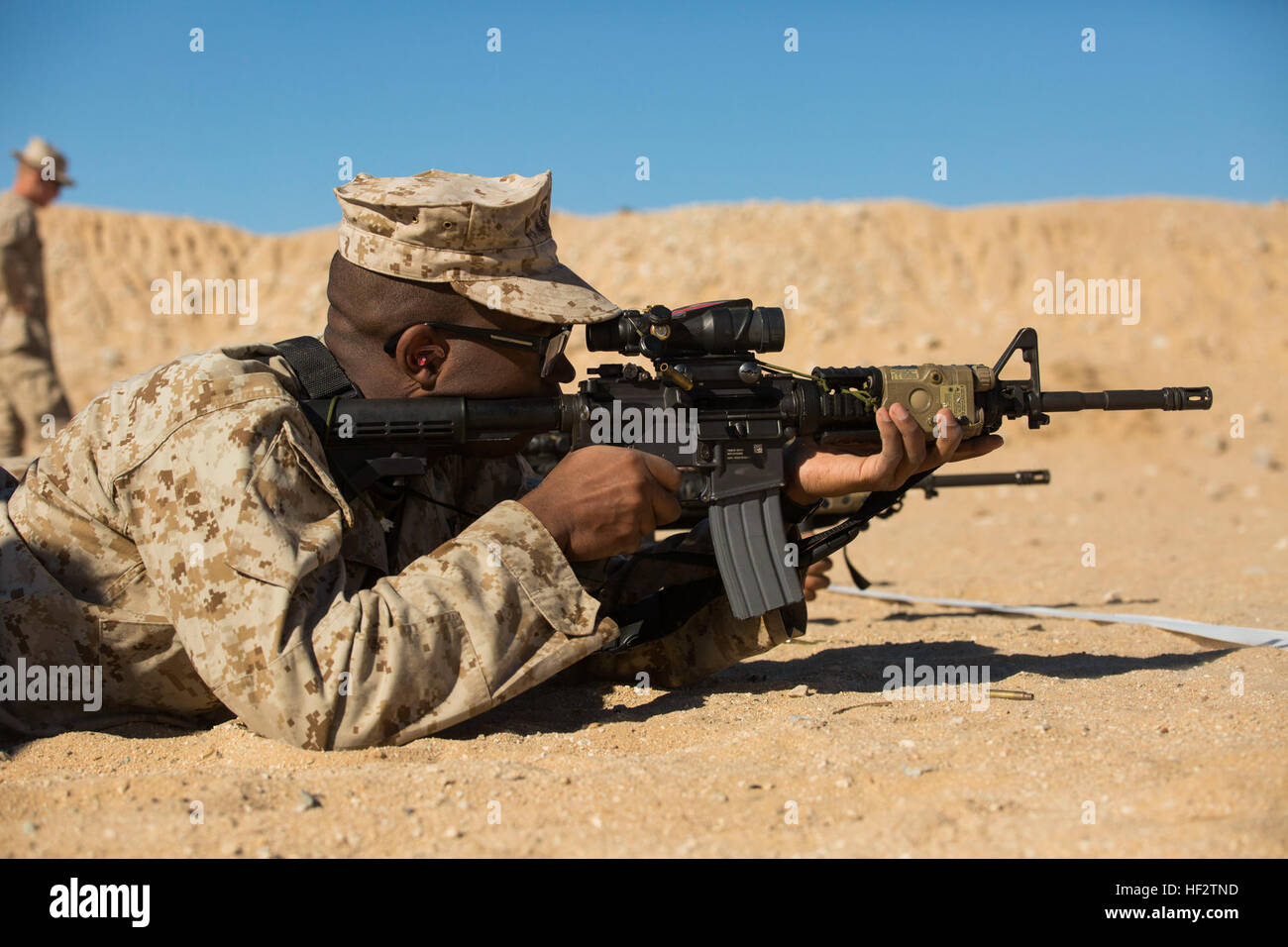 Lancia Cpl. Dario M. Phillips attrazioni di un M16A4 fucile servizio prima della cottura tabella tre alfa (fucile corso) 23 gennaio come parte della formazione integrata esercizio 2-15a Marina di Massa aria centro di combattimento ventinove Palms. Marines girato sia tabella tre alfa e tabella tre bravo ed ha partecipato in chimica, biologica, radioattiva e nucleare della formazione mediante la cottura dopo passando attraverso una camera a gas in abbigliamento protettivo. Phillips, a Warner Robins, Georgia, nativo, è un impiegato addetto alle amministrazioni con la terza divisione Marine, III Marine forza expeditionary attaccata alla società di sede, 4° Reggimento Marine, 3r Foto Stock