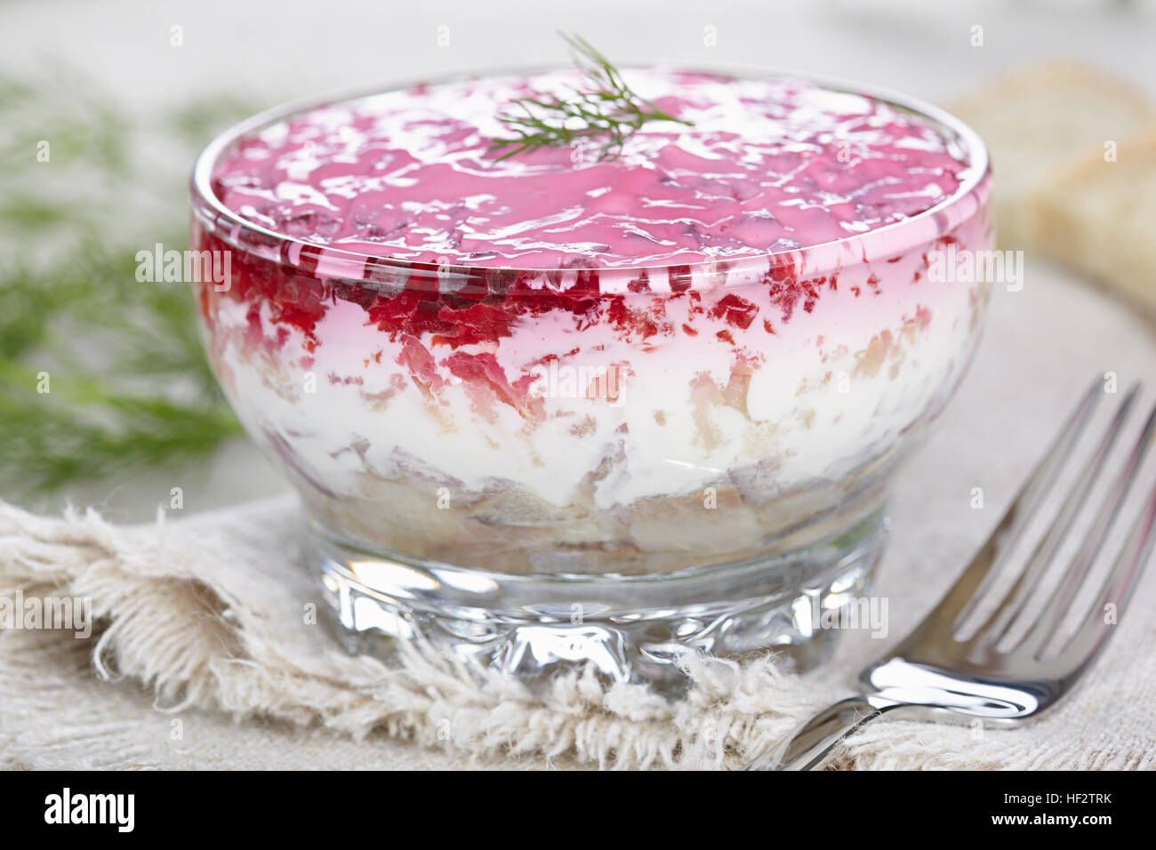 Insalata "aringa sotto una pelliccia' in una ciotola di vetro Foto Stock