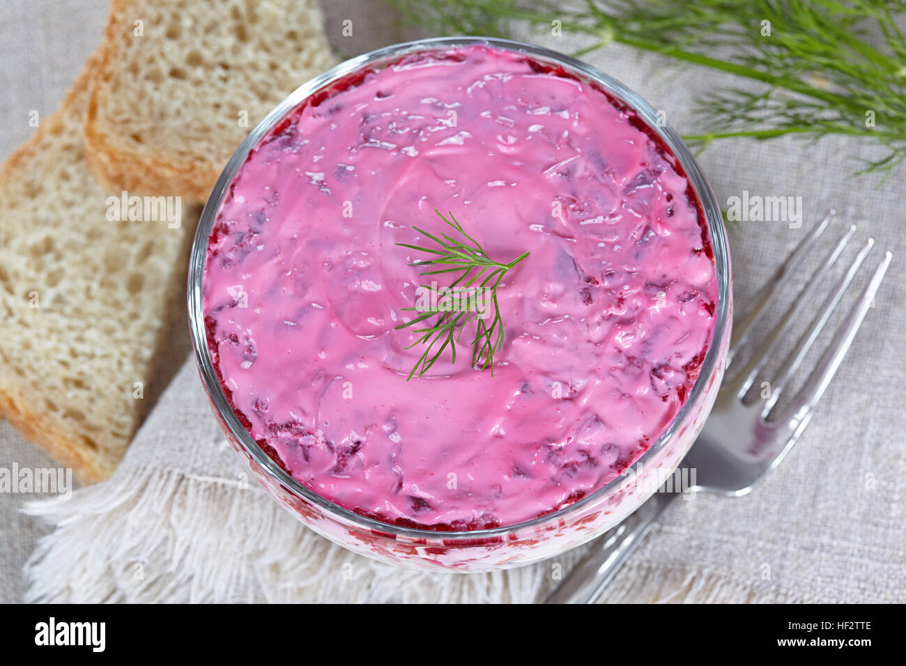 Insalata "aringa sotto una pelliccia' in una ciotola di vetro Foto Stock