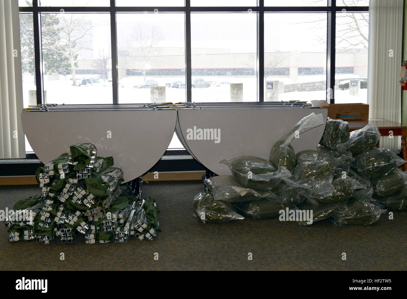 Le culle e i sacchi a pelo per un problema agli aviatori del 105° Airlift Wing della tempesta invernale di Juno risposta iniziale vigore, New York Air National Guard, sono pre-posizionato nella sala da pranzo di base impianto di Stewart ANGB alla vigilia della blizzard Jan 26, 2015. (U.S. Air National Guard foto di Michael OHalloran/RILASCIATO) Gennaio 2015 Blizzard Nordest 150126-Z-GJ424-005 Foto Stock