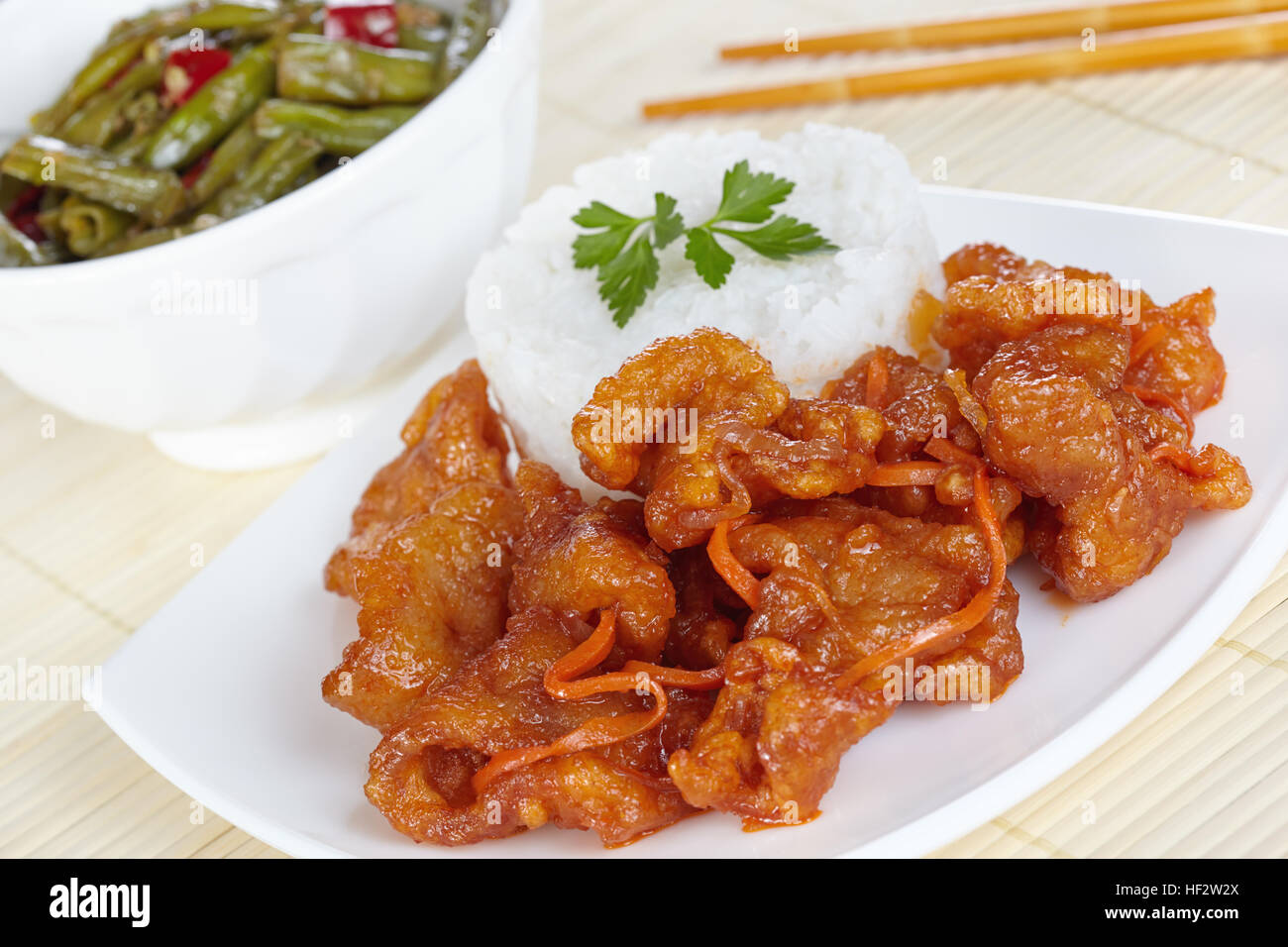 Cucina Cinese La Carne Di Maiale Nella Pastella E Salsa Agrodolce Con Fagiolini In Sichuan Foto Stock Alamy