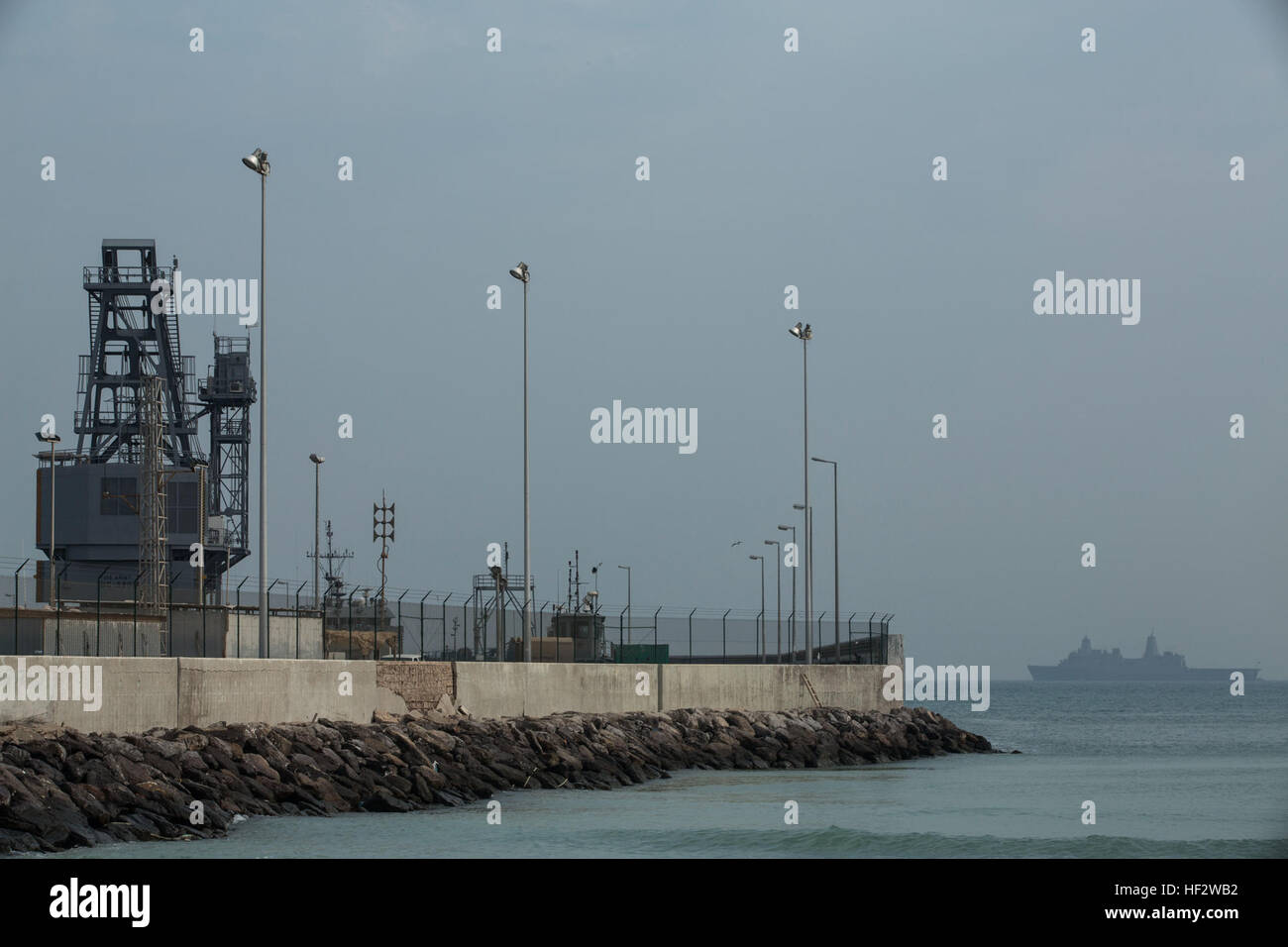 Il trasporto anfibio dock nave USS New York (LPD 21) galleggianti off shore del Kuwait come un contingente di 24 Marine Expeditionary Unit (MEU) Marines e le attrezzature vengono trasportati a riva per il programma di supporto formazione, Gennaio 31, 2015. Il ventiquattresimo MEU è imbarcata sulle navi di Iwo Jima anfibio gruppo pronto e distribuito per mantenere la sicurezza regionale negli Stati Uniti Quinta Flotta area di operazioni. (U.S. Marine Corps foto di Cpl. Todd F. Michalek/RILASCIATO) XXIV MEU conduce Kuwait Supporto Formazione 150131-M-YH415-003 Foto Stock