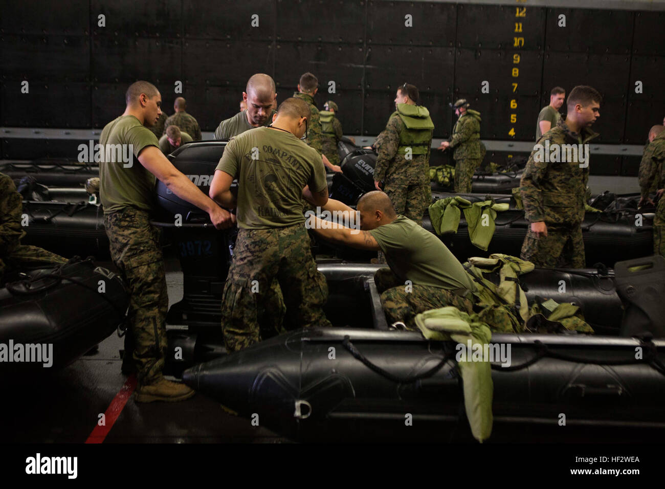 Stati Uniti Marines con società F, Battaglione Team di atterraggio (BLT), 2° Battaglione, 4 Marines, 31 Marine Expeditionary Unit (31 MEU) collegare un motore a un combattimento razzia di gomma Craft nel pozzetto del ponte della USS Bonhomme Richard (LHD6), al mare, Febbraio 2, 2015. Marines e marinai ha lanciato e recuperato il combattimento razzia di gomma artigianato in preparazione per il loro prossimo patrol. (U.S. Marine Corps photo by GySgt Ismael Peña/ Rilasciato) barca 150202 operazioni-M-CX588-020 Foto Stock