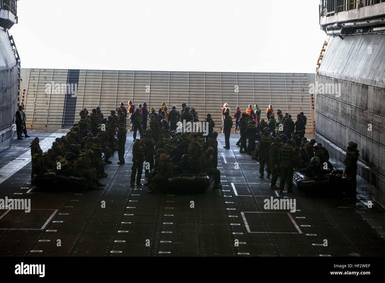 Stati Uniti Marines con società F, Battaglione Team di atterraggio (BLT), 2° Battaglione, 4 Marines, 31 Marine Expeditionary Unit (31 MEU) e U.S. I marinai della marina militare condotta in barca utilizzando operazioni di combattimento razzia di gomma Craft nel pozzetto del ponte della USS Bonhomme Richard (LHD6), al mare, Febbraio 2, 2015. Marines e marinai ha lanciato e recuperato il combattimento razzia di gomma artigianato in preparazione per il loro prossimo patrol. (U.S. Marine Corps photo by GySgt Ismael Peña/ Rilasciato) barca 150202 operazioni-M-CX588-071 Foto Stock