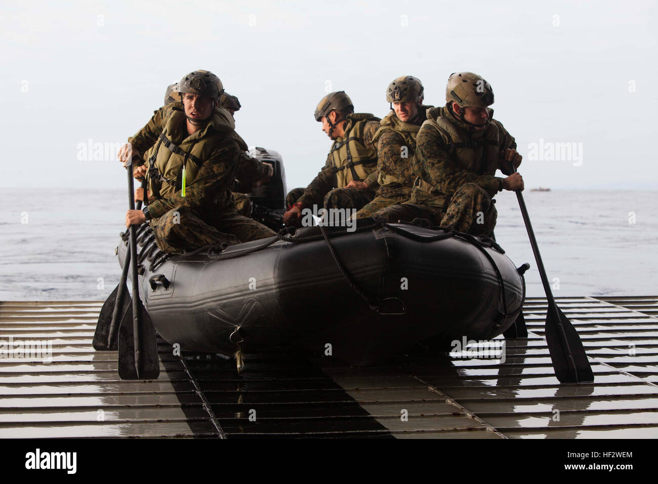 Stati Uniti Marines con società F, Battaglione Team di atterraggio (BLT), 2° Battaglione, 4 Marines, 31 Marine Expeditionary Unit (31 MEU) preparare il lancio di una gomma di combattimento razzia imbarcazioni durante le operazioni in barca nel pozzetto del ponte della USS Bonhomme Richard (LHD6), al mare, Febbraio 2, 2015. Marines e marinai ha lanciato e recuperato il combattimento razzia di gomma artigianato in preparazione per il loro prossimo patrol. (U.S. Marine Corps photo by GySgt Ismael Peña/ Rilasciato) barca 150202 operazioni-M-CX588-124 Foto Stock