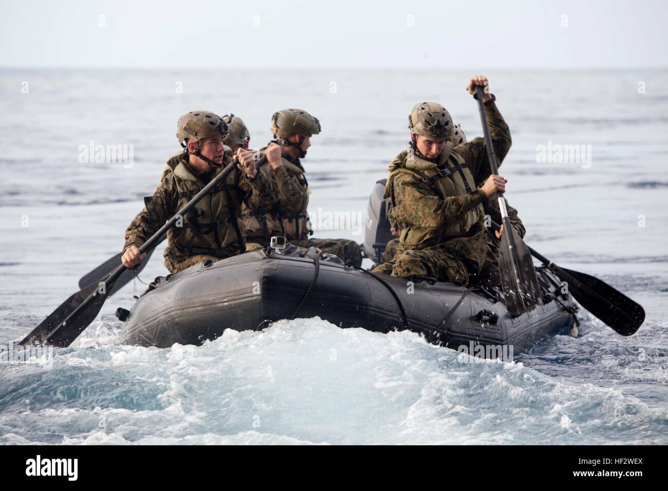 Stati Uniti Marines con società F, Battaglione Team di atterraggio (BLT), 2° Battaglione, 4 Marines, 31 Marine Expeditionary Unit (31 MEU) condurre operazioni in barca con una gomma di combattimento razzia Craft dal ben coperta della USS Bonhomme Richard (LHD6), al mare, Febbraio 2, 2015. Marines e marinai ha lanciato e recuperato il combattimento razzia di gomma artigianato in preparazione per il loro prossimo patrol. (U.S. Marine Corps photo by GySgt Ismael Peña/ Rilasciato) barca 150202 operazioni-M-CX588-153 Foto Stock