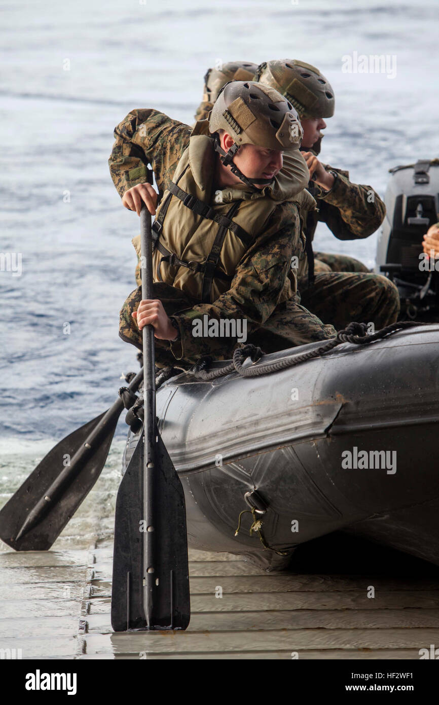 Stati Uniti Marines con società F, Battaglione Team di atterraggio (BLT), 2° Battaglione, 4 Marines, 31 Marine Expeditionary Unit (31 MEU) preparare il lancio di una gomma di combattimento razzia imbarcazioni durante le operazioni in barca nel pozzetto del ponte della USS Bonhomme Richard (LHD6), al mare, Febbraio 2, 2015. Marines e marinai ha lanciato e recuperato il combattimento razzia di gomma artigianato in preparazione per il loro prossimo patrol. (U.S. Marine Corps photo by GySgt Ismael Peña/ Rilasciato) barca 150202 operazioni-M-CX588-165 Foto Stock