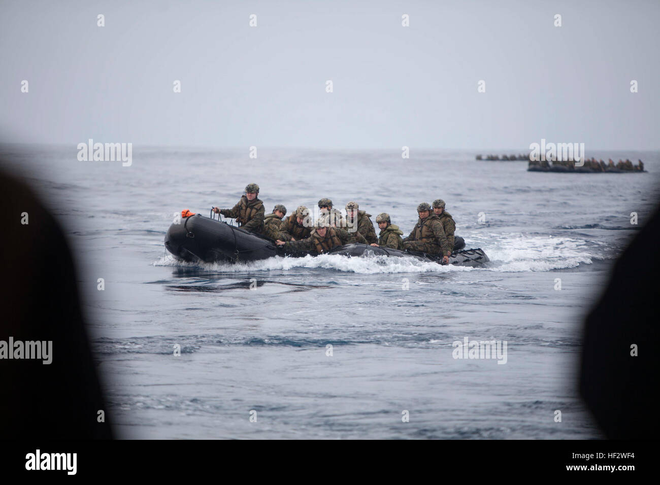 Stati Uniti Marines con società F, Battaglione Team di atterraggio (BLT), 2° Battaglione, 4 Marines, 31 Marine Expeditionary Unit (31 MEU) condurre operazioni in barca con una gomma di combattimento razzia Craft dal ben coperta della USS Bonhomme Richard (LHD6), al mare, Febbraio 2, 2015. Marines e marinai ha lanciato e recuperato il combattimento razzia di gomma artigianato in preparazione per il loro prossimo patrol. (U.S. Marine Corps photo by GySgt Ismael Peña/ Rilasciato) barca 150202 operazioni-M-CX588-199 Foto Stock