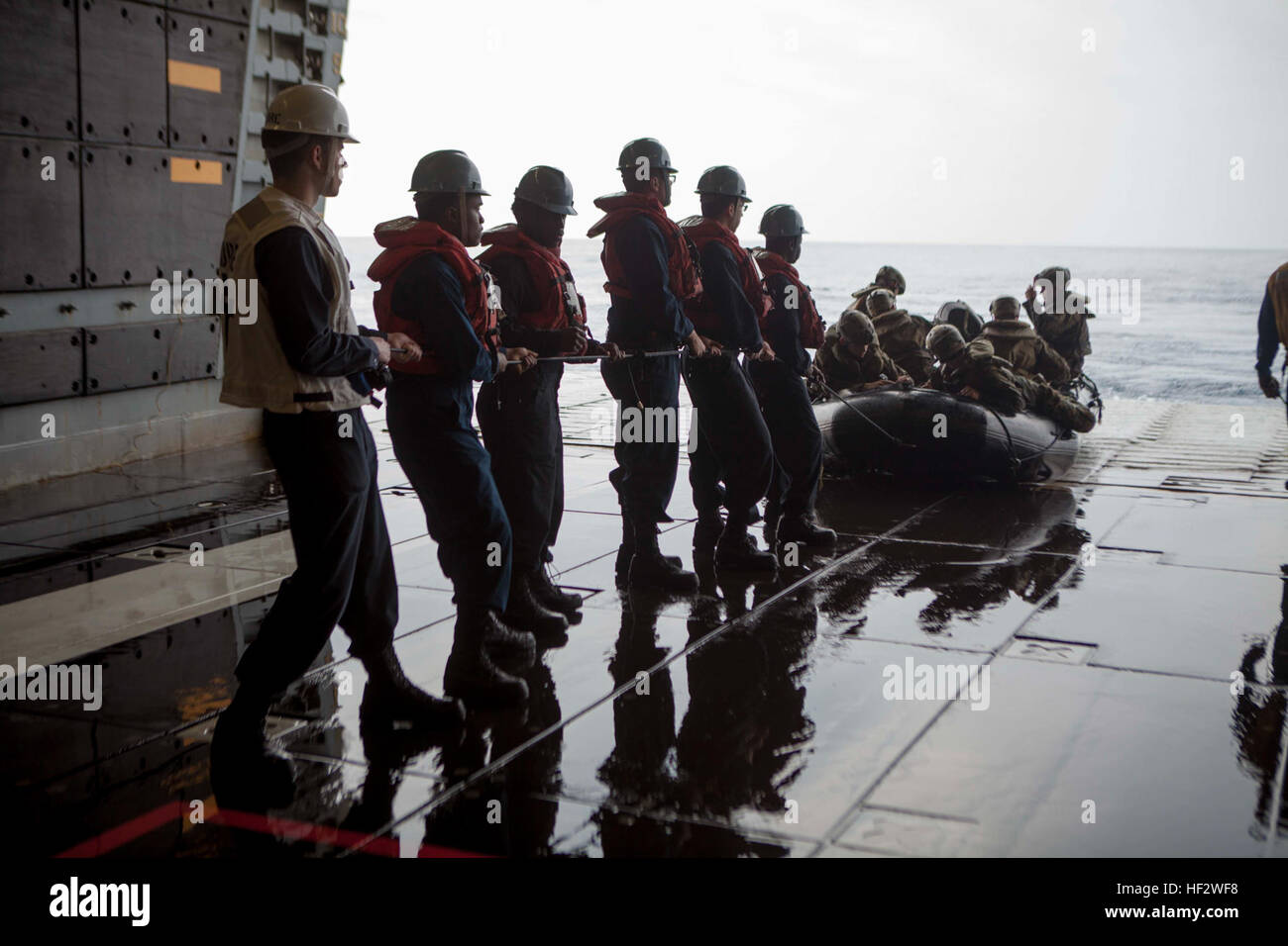 Stati Uniti Marines con società F, Battaglione Team di atterraggio (BLT), 2° Battaglione, 4 Marines, 31 Marine Expeditionary Unit (31 MEU) condurre operazioni in barca con gomma di combattimento razzia Craft dal ben coperta della USS Bonhomme Richard (LHD6), al mare, Febbraio 2, 2015. Marines e marinai ha lanciato e recuperato il combattimento razzia di gomma artigianato in preparazione per il loro prossimo patrol. (U.S. Marine Corps photo by GySgt Ismael Peña/ Rilasciato) barca 150202 operazioni-M-CX588-233 Foto Stock