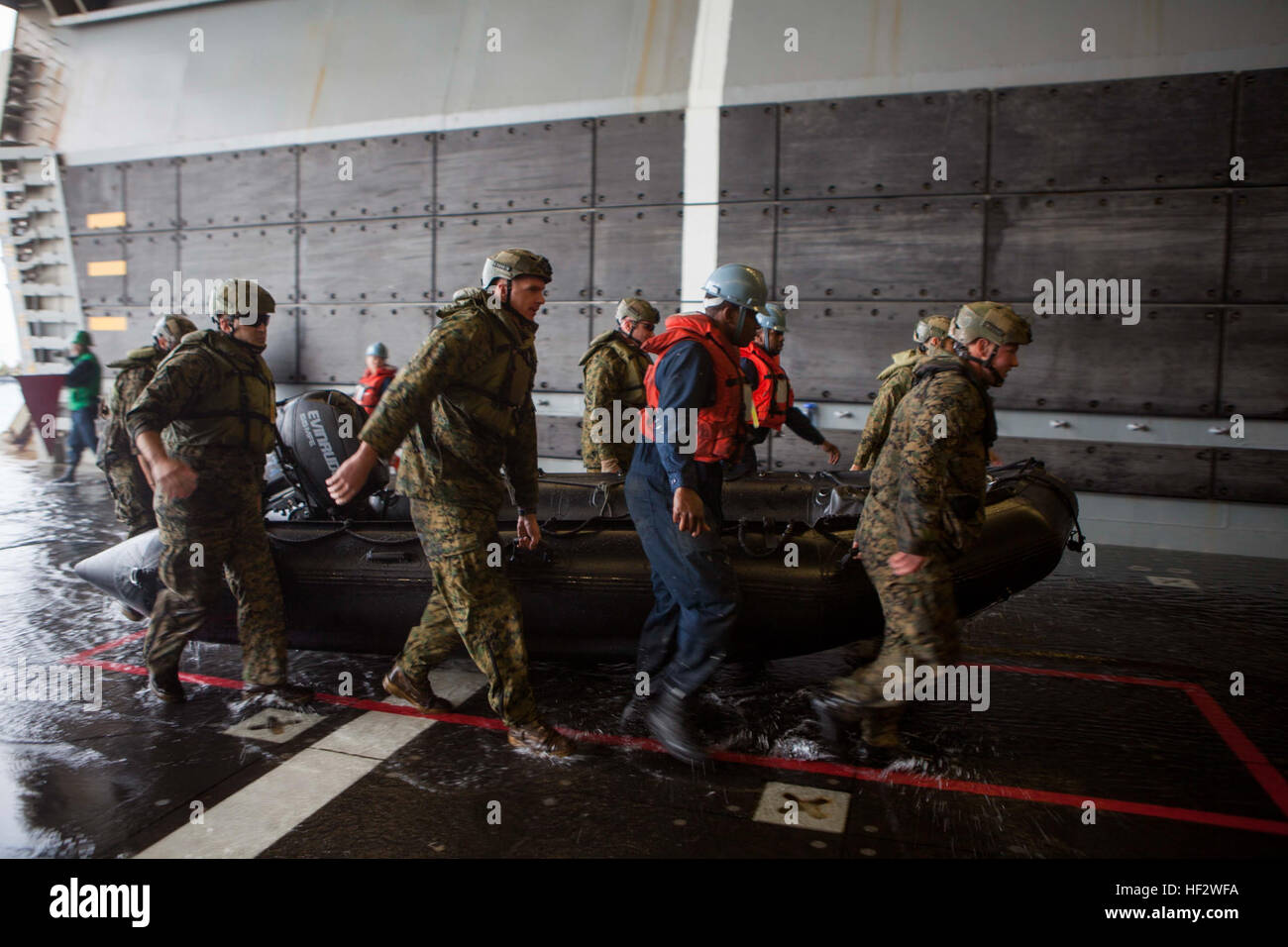 Stati Uniti Marines con società F, Battaglione Team di atterraggio (BLT), 2° Battaglione, 4 Marines, 31 Marine Expeditionary Unit (31 MEU) condurre operazioni in barca con gomma di combattimento razzia Craft dal ben coperta della USS Bonhomme Richard (LHD6), al mare, Febbraio 2, 2015. Marines e marinai ha lanciato e recuperato il combattimento razzia di gomma artigianato in preparazione per il loro prossimo patrol. (U.S. Marine Corps photo by GySgt Ismael Peña/ Rilasciato) barca 150202 operazioni-M-CX588-236 Foto Stock