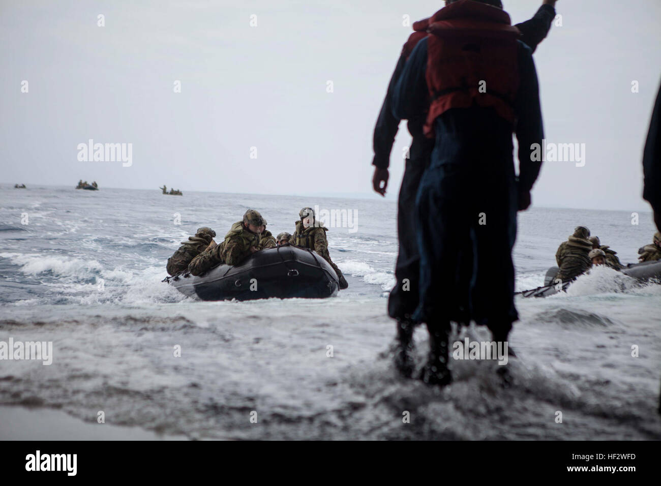 Stati Uniti Marines con società F, Battaglione Team di atterraggio (BLT), 2° Battaglione, 4 Marines, 31 Marine Expeditionary Unit (31 MEU) approccio il cancello di poppa durante le operazioni in barca con gomma di combattimento razzia Craft dal ben coperta della USS Bonhomme Richard (LHD6), al mare, Febbraio 2, 2015. Marines e marinai ha lanciato e recuperato il combattimento razzia di gomma artigianato in preparazione per il loro prossimo patrol. (U.S. Marine Corps photo by GySgt Ismael Peña/ Rilasciato) barca 150202 operazioni-M-CX588-240 Foto Stock