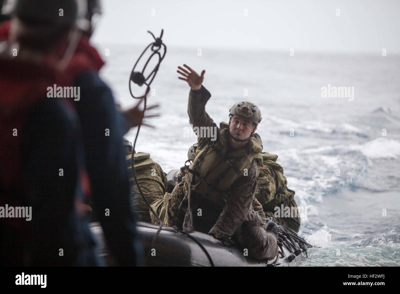 Stati Uniti Marines con società F, Battaglione Team di atterraggio (BLT), 2° Battaglione, 4 Marines, 31 Marine Expeditionary Unit (31 MEU) approccio il cancello di poppa durante le operazioni in barca con gomma di combattimento razzia Craft dal ben coperta della USS Bonhomme Richard (LHD6), al mare, Febbraio 2, 2015. Marines e marinai ha lanciato e recuperato il combattimento razzia di gomma artigianato in preparazione per il loro prossimo patrol. (U.S. Marine Corps photo by GySgt Ismael Peña/ Rilasciato) barca 150202 operazioni-M-CX588-270 Foto Stock