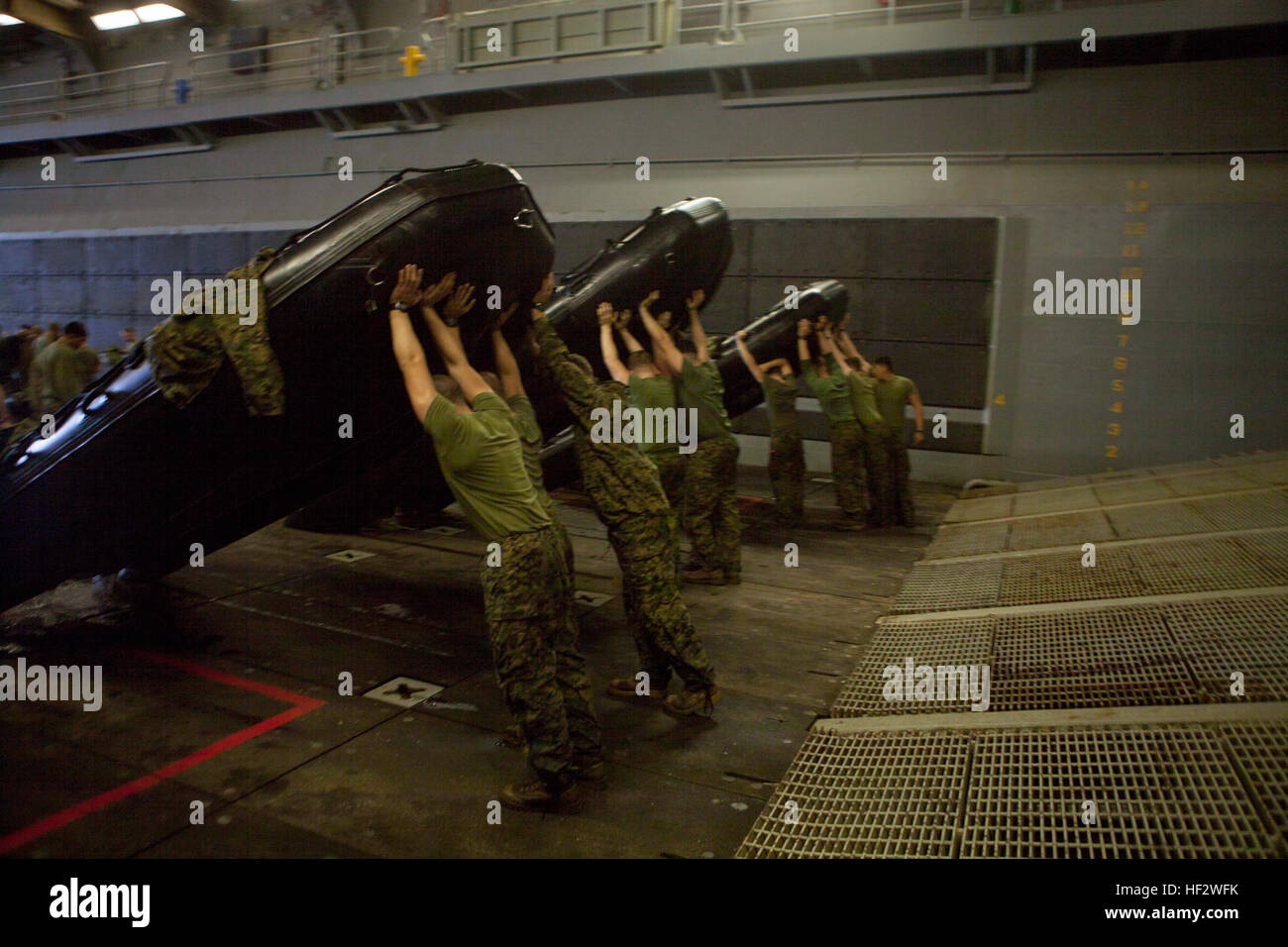 Stati Uniti Marines con società F, Battaglione Team di atterraggio (BLT), 2° Battaglione, 4 Marines, 31 Marine Expeditionary Unit (31 MEU) Sollevare la gomma di combattimento razzia Craft per scaricare l'acqua nel pozzetto del ponte della USS Bonhomme Richard (LHD6), al mare, Febbraio 2, 2015. Marines e marinai ha lanciato e recuperato il combattimento razzia di gomma artigianato in preparazione per il loro prossimo patrol. (U.S. Marine Corps photo by GySgt Ismael Peña/ Rilasciato) barca 150202 operazioni-M-CX588-274 Foto Stock