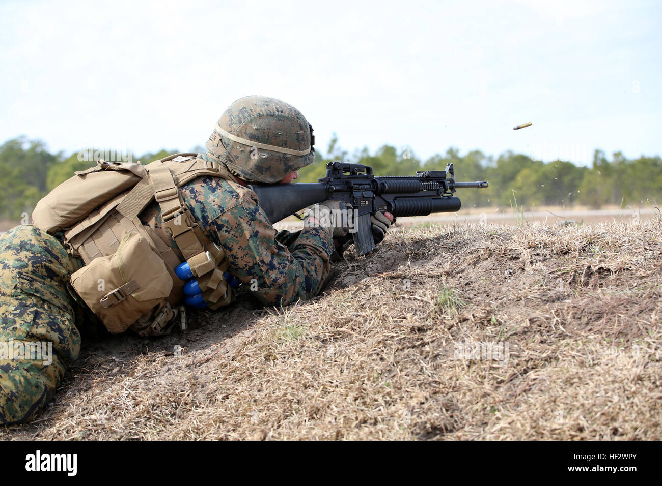 Cpl. Robert L. Beeler III, team leader/granatiere con il primo plotone, società A, il combattimento a terra integrati elemento Task Force, impegna gli obiettivi con la M16 A4 Modular Weapon System durante una squadra supportato attacco a gamma G6 a bordo Marine Corps base Camp Lejeune, North Carolina, Febbraio 4, 2015. La società A e la società armi sforzi combinati nel condurre una squadra attacchi supportati come parte del loro campo finale esercizio in preparazione per la loro valutazione al Marine Corps Air Ground Centro di combattimento ventinove palme, California. Da ottobre 2014 a luglio 2015, il GCEITF sarà condotta individuale e collectiv Foto Stock