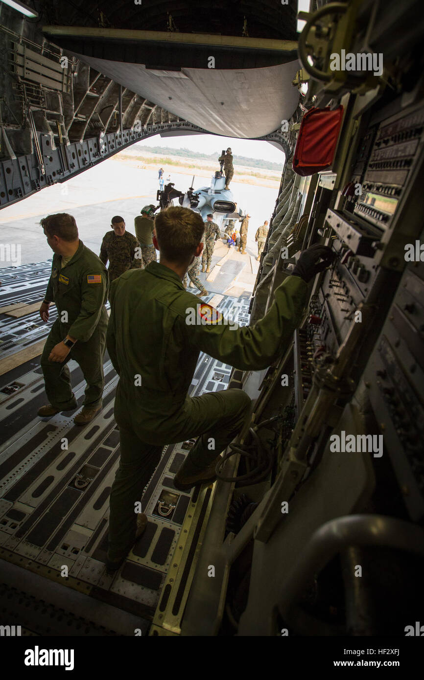 Airman 1. Classe Sean Brannan, C-17 loadmaster con il 517th Airlift Squadron, offload un AH-1W Super Cobra elicottero da una C-17 Globemaster III a Utapao Royal Thai Navy Airfield, Rayong Thailandia, durante l'esercizio Cobra Gold 2015, febbraio 10, 2015. Cobra Gold fornisce un luogo di ritrovo sia per gli Stati Uniti e tutti i paesi partner per aumentare la funzionalità e interoperabilità nella pianificazione ed esecuzione di complesse e realistico, operazioni multinazionali. (U.S. Marine Corps Foto di Sgt. Donald Holbert/ Rilasciato) Huey Cobra, arrivare in Thailandia per il Cobra Gold 2015 150210-M-HB658-243 Foto Stock