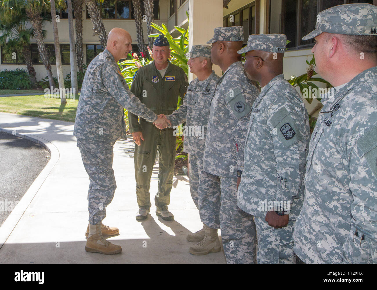 Stati Uniti Air Force Il Mag. Gen. Jon Norman, il vice comandante generale della Pacific Air Force, e Briga. Gen. Eric L. Sanchez, il comandante generale dell'esercito 94th aria e la difesa missilistica comando, salutare il capo del personale dell'esercito gen. Raymond T. odierno al momento del suo arrivo alla sede PACAF durante la sua visita alla 94th AAMDC presso la sede centrale, 11 febbraio, 2015, in corrispondenza del giunto di base Harbor-Hickam perla, Hawaii. Durante la sua visita, Odierno ha ricevuto una panoramica del sistema integrato di Air missile piano di difesa dalla 94th AAMDC personale direzioni, riconosciuti diversi soldati per i loro successi e ad elevata visibilità Foto Stock