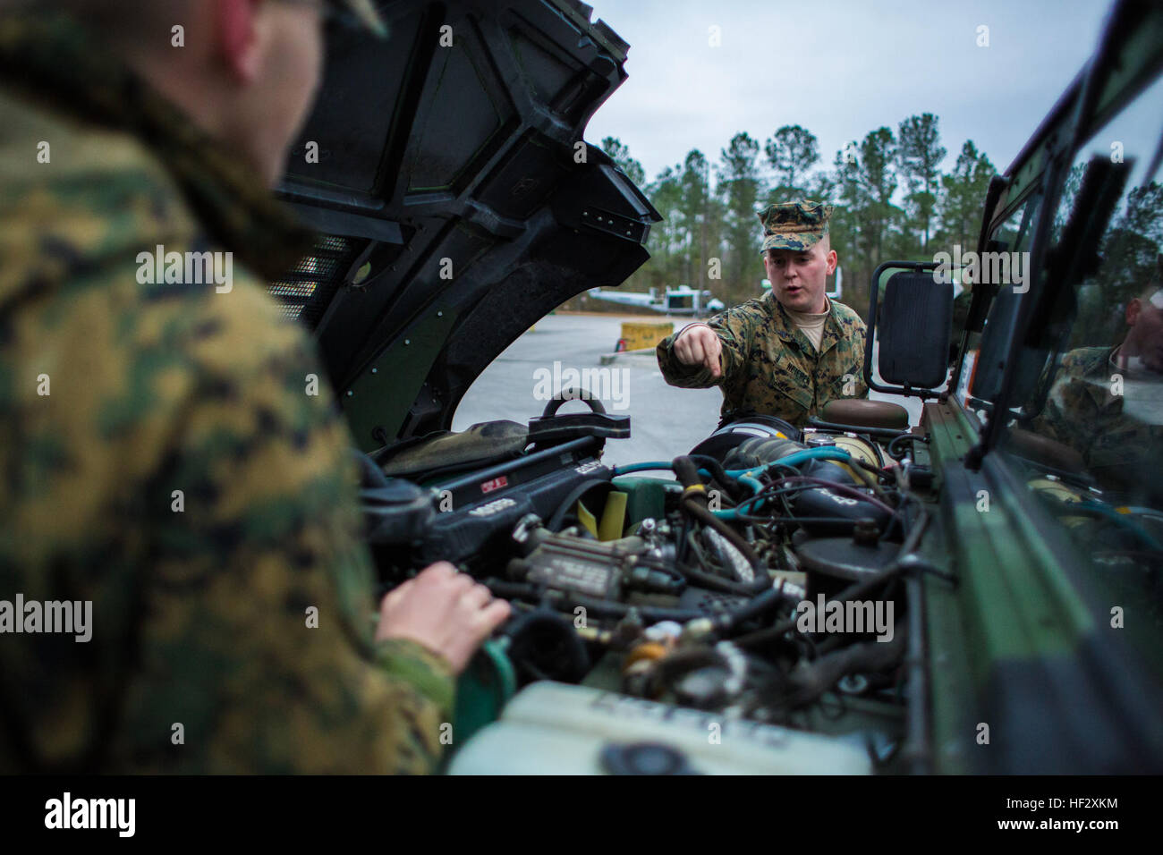 Stati Uniti Marine Corps Cpl. Christopher J. Heieren, un aeromobile rescue pompiere assegnato a Marina Wing Support Squadron (MWSS) 272, ispeziona un Humvee in preparazione di un convoglio in partenza Marine Corps Air Station New River, N.C., 11 febbraio, 2015. MWSS-272 convogliato al Hyde County Airport per il supporto di aeromobili Marine Group 29 con un armamento di avanzamento e punto di rifornimento.. (U.S. Marine Corps photo by Lance Cpl. Jodson B. Graves/RILASCIATO) MWSS-272 avanti armamento e punto di rifornimento 150211-M-SW506-011 Foto Stock