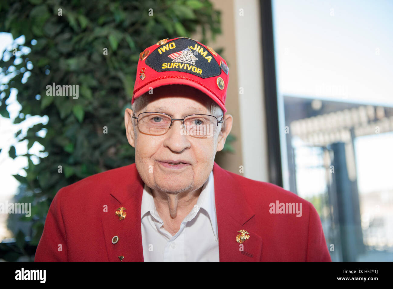 William 'Bill' Schott, un veterano della marina e reduce dalla battaglia di Iwo Jima in posa per una foto di Iwo Jima battaglia superstiti e Associazione famiglia settantesimo anniversario reunion Wichita Falls, Texas, 14 febbraio 2015. Schott servita in Marine Corps dal 1943 al 1947. Le riflessioni di Iwo Jima; Sergente William 'Bill' Schott; "ho pregato dura, ho scavato e ho corso veloce.' 150214-M-RX595-680 Foto Stock