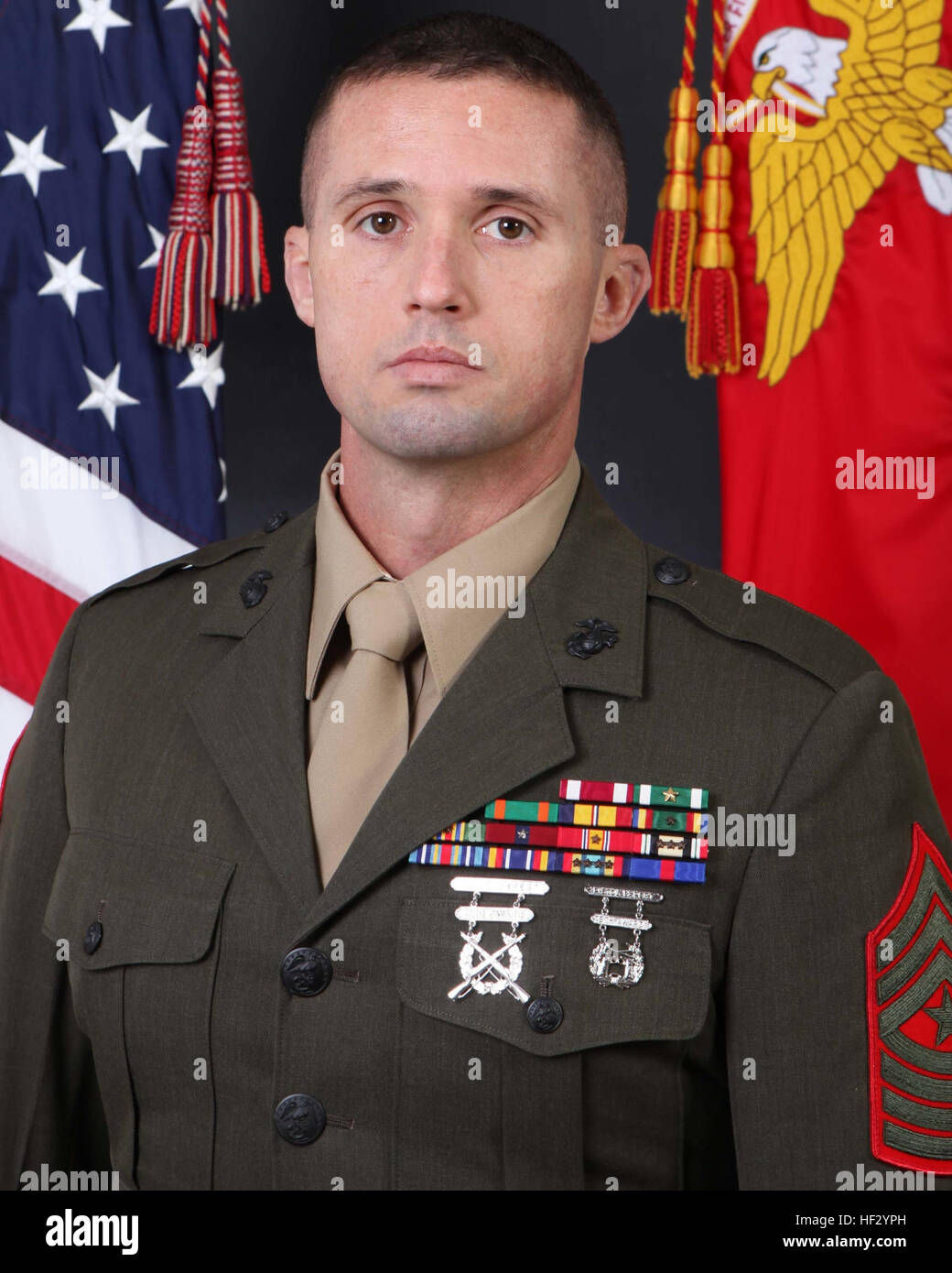 Sgt. Il Mag. David G. Eldridge rinunciato il suo posto come sede e Sede squadrone sergente maggiore a Sgt. Il Mag. Eric P. Bauer durante un sollievo e nomina cerimonia al Marine Corps Air Station Cherry Point, N.C., 27 febbraio 2015. Bauer prende posto a H& HS;, squadrone offerte Eldridge addio 150227-M-XX000-001 Foto Stock