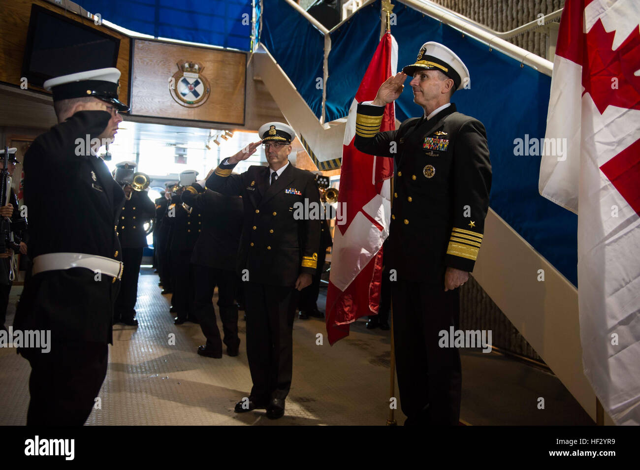 150220-N-A895-019 Halifax, Canada (feb. 20, 2015) Capo di operazioni navali (CNO) Adm. Jonathan Greenert saluta durante una piena onori della cerimonia di benvenuto a lui di Halifax, dove ha incontrato il suo omologo, Comandante della Royal Canadian Navy vice ammiraglio Mark Norman, e ha presentato la U.S. Navy unità meritevole di lode (MUC) all'equipaggio di HMCS Toronto (FFH 333) della Reale Marina canadese. Toronto ha ricevuto il premio per la loro significativa interruzione dei farmaci, le attività criminali e terroristiche mentre assegnato al combinato di Task Force (CTF) 150. (U.S. Foto di Marina di Massa speciale di comunicazione Foto Stock