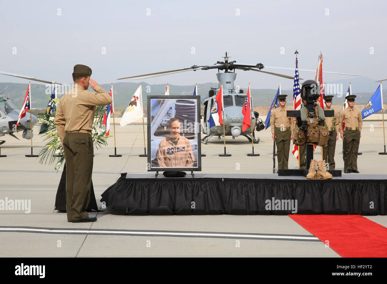 Un U.S. Marine assegnato alle Marine Attacco leggero elicottero Squadron (HMLA) 169, Marine Aircraft Group 39, terzo aeromobile Marina Wing, saluta un memoriale per il Mag. Elizabeth R. Kealy, un UH-1Y Venom 'Super Huey' pilota, durante il suo memoriale di servizio su Marine Corps base Camp Pendleton, California, il 20 febbraio, 2015. E Kealy Capt. Adam C. Satterfield, un UH-1Y Venom 'Super Huey' co-pilota, è scomparso quando il loro elicottero schiantato durante un esercizio al Marine Corps Air Ground Centro di combattimento ventinove Palms. (U.S. Marine Corps foto di Cpl. Darien J. Bjorndal, 3° Marine ALA DI AEROMOBILE/RILASCIATO) Il Mag. Elizab Foto Stock