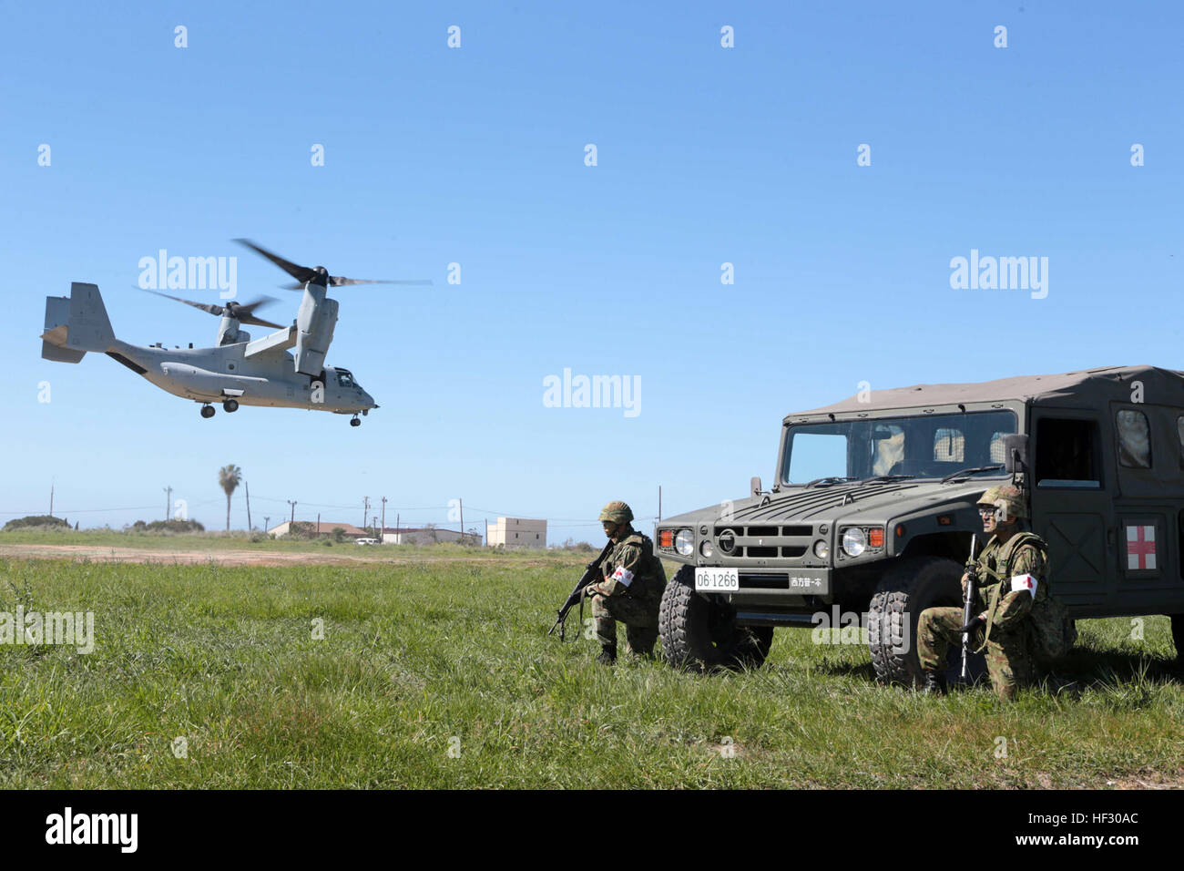 Membri del Giappone terra Forza di Autodifesa condurre una vittima evacuazione attraverso una MV-22 Osprey durante l'esercizio del pugno di ferro 2015 a bordo di Camp Pendleton, California, 25 febbraio, 2015. Esercitare il pugno di ferro 2015 è il decimo anniversario di un accordo bilaterale di esercizio tra Stati Uniti Marine Corps e il Giappone terra Forza di Autodifesa, inteso a rafforzare la interoperabilità tra le due forze armate. (U.S. Marine Corps foto di Cpl. David Gonzalez, xiii Marine Expeditionary Fotocamera di combattimento/ Rilasciato) pugno di ferro 2015 Beach-Land 150225 Raid-M-IO267-141 Foto Stock