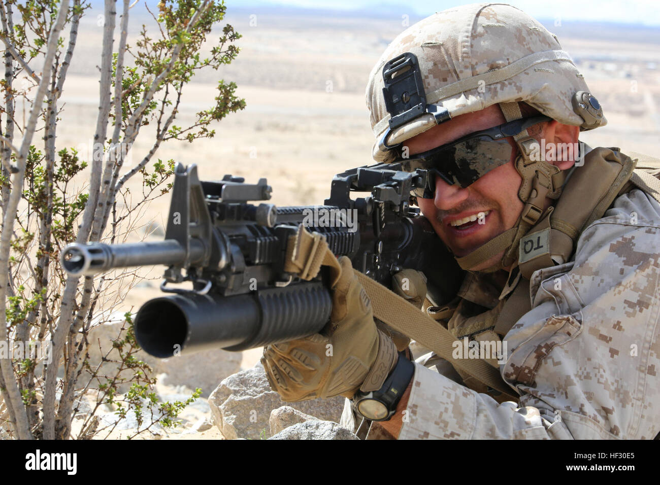 Sgt. Dominick J. Nappi, team leader/granatiere, simula gli obiettivi di impegno durante una prova a secco a gamma 107, Marine Corps Air Ground Centro di combattimento ventinove Palms California, febbraio 26, 2015, in preparazione per il Marine Corps Prova di funzionamento e di attività di valutazione Valutazione. Da ottobre 2014 a luglio 2015, il GCEITF sarà condotta individuale e collettivo di competenze di livello di formazione in designato il combattimento a terra i bracci di specialità professionali al fine di facilitare la basata su standard di valutazione della prestazione fisica di Marines in simulato un ambiente operativo di eseguire specifiche pettine per messa a terra Foto Stock